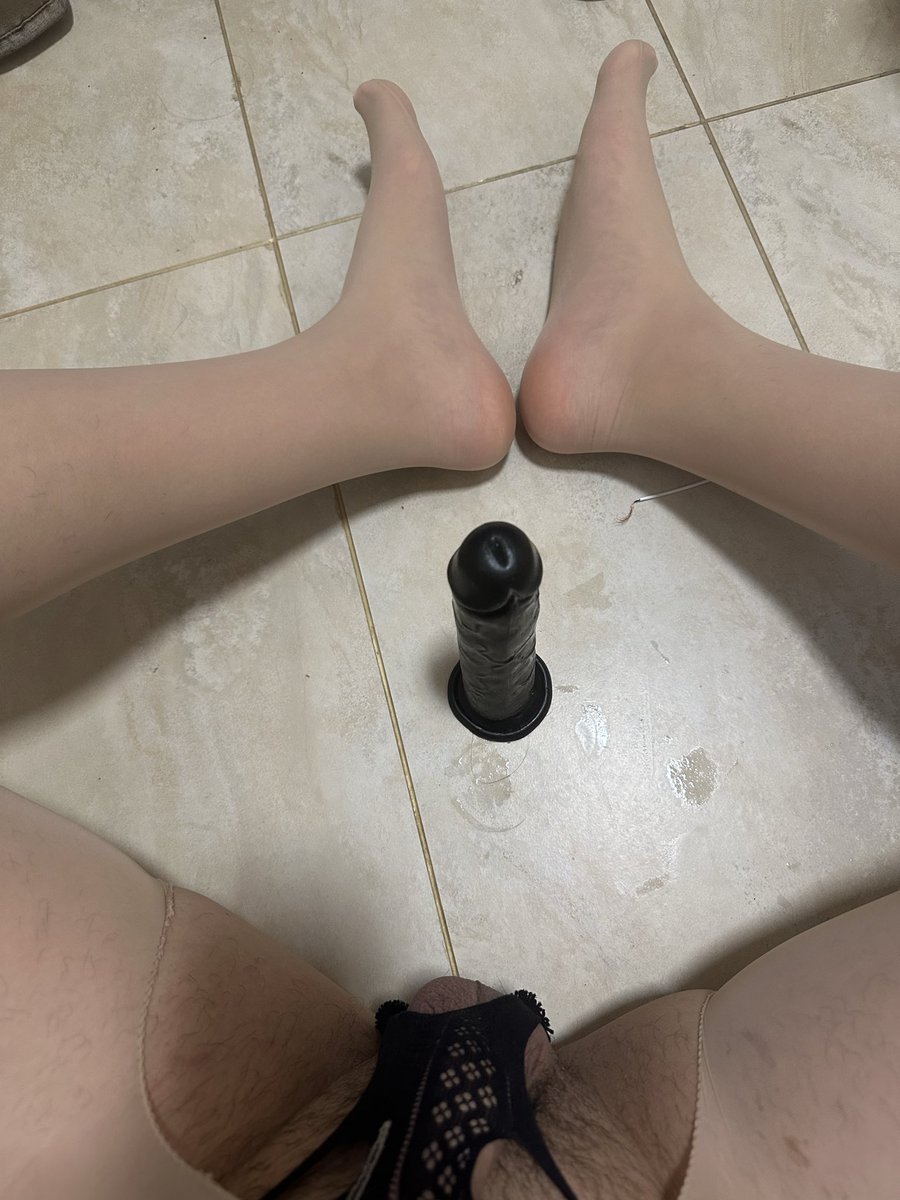 Lolassisy's tweet photo. 废物人妖母猪只能把小阴蒂锁起来，被黑爹大鸡吧狠狠爆操，齁齁齁，爸爸的鸡吧好大，插的母猪好爽，啊啊啊啊。野爹快来私信母猪，母猪给爹们磕头了，快来操我。#雌堕 #伪娘 #人妖母猪 #媚黑 #人妖 #bbc https://t.co/GG498Z4EVS