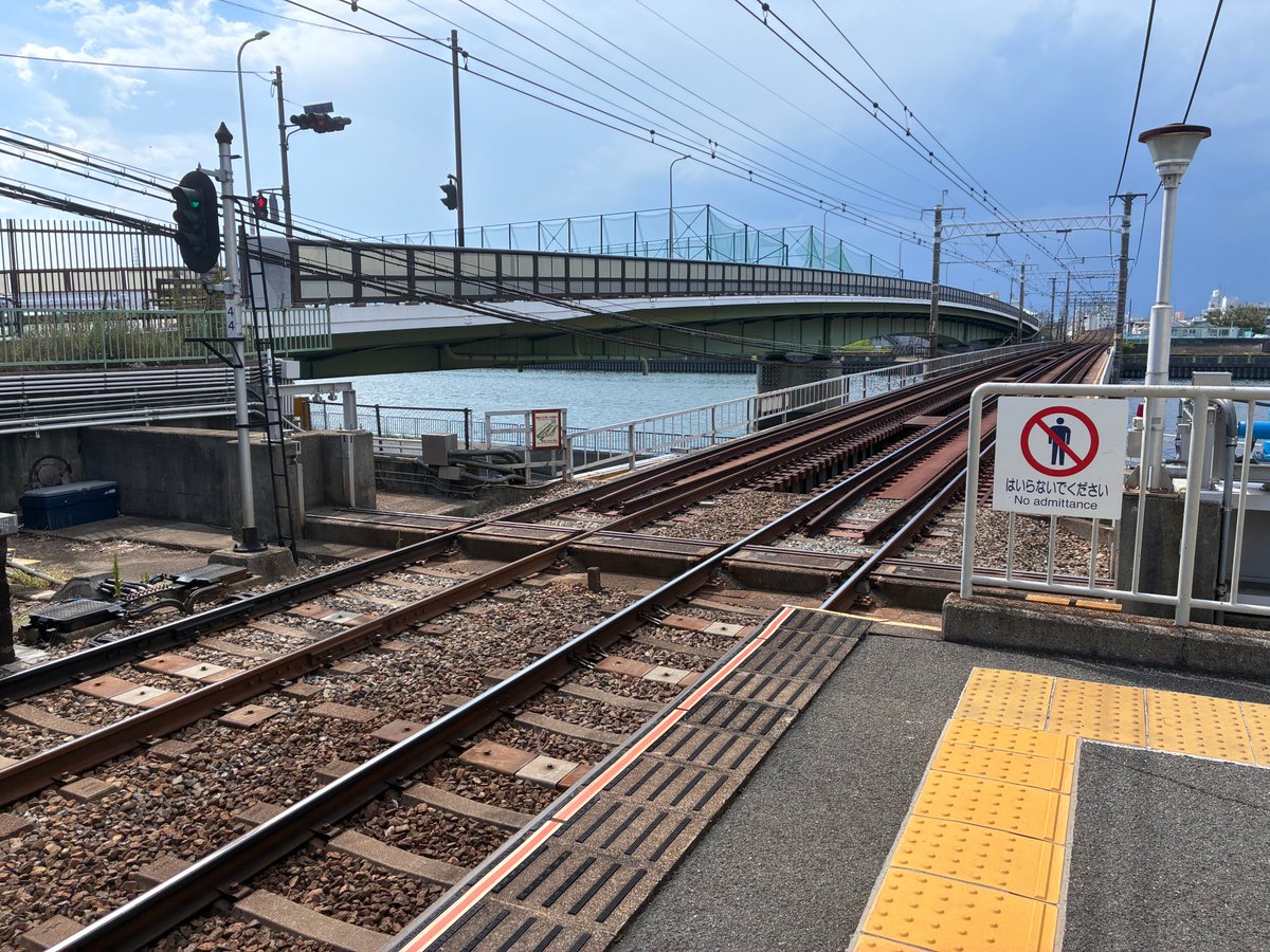 hankyu_ex's tweet photo. 神崎川駅まで川を渡る阪急電車を見に行きました。

駅と川（橋）の境目に止水扉用の溝があるな…
…ん？なんか見覚えのある感じだな……一体どこでなにを……

あっダイヤモンドクロッ……
（阪急電鉄公式X 中の人） https://t.co/BTkHq64gk2