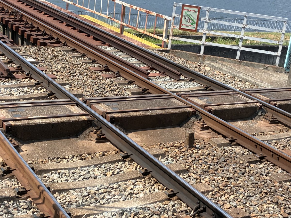 hankyu_ex's tweet photo. 神崎川駅まで川を渡る阪急電車を見に行きました。

駅と川（橋）の境目に止水扉用の溝があるな…
…ん？なんか見覚えのある感じだな……一体どこでなにを……

あっダイヤモンドクロッ……
（阪急電鉄公式X 中の人） https://t.co/BTkHq64gk2