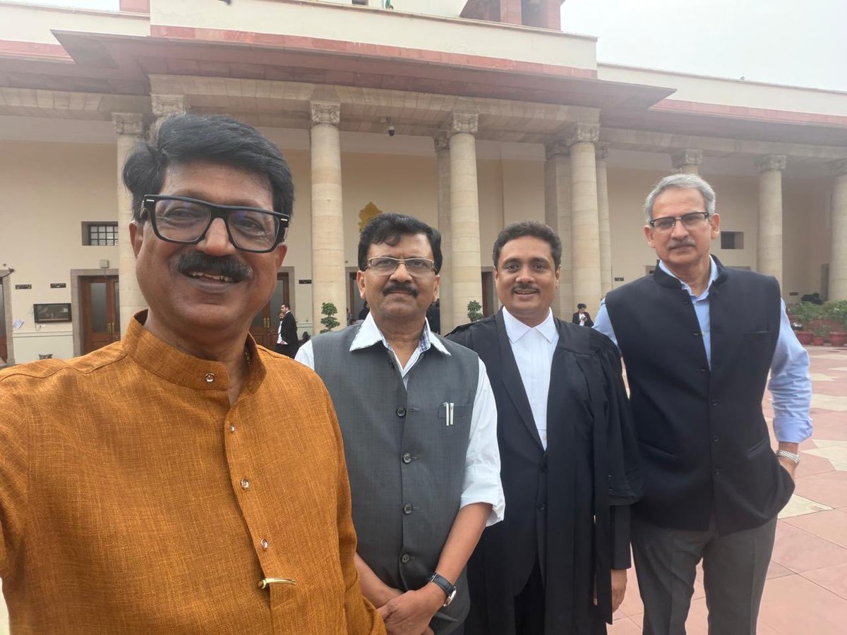 rautsanjay61's tweet photo. सुप्रीम न्याय देवतेच्या पायरीवर आम्ही चौघे 
न्यायाची लढाई थांबणार नाही..
जय महाराष्ट्र! https://t.co/Xi2TQcnXlV