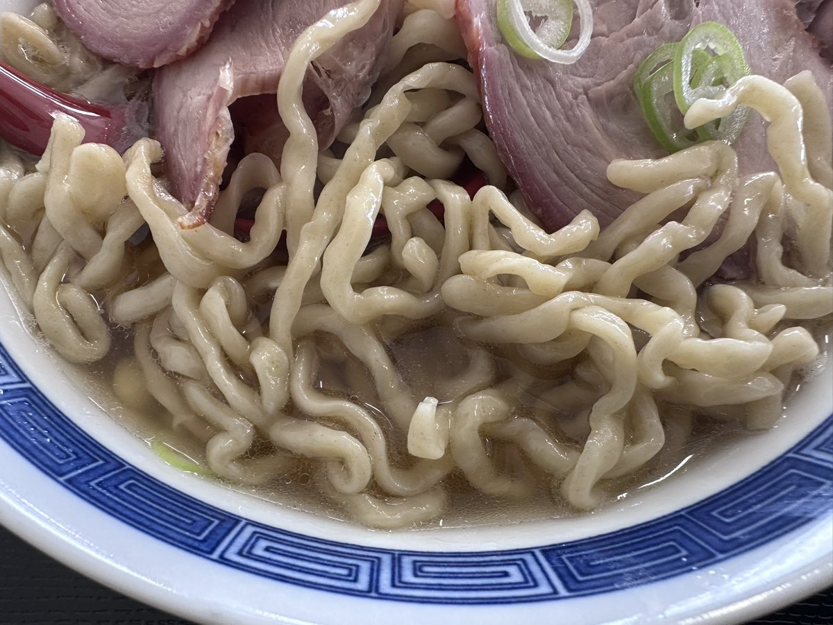 h0504jp's tweet photo. 本日10:00オープンの自家製麺七だしで煮干しらーめん300g 1000円

ザクザクとした食感のメンマにぶりんぶりんの太麺、わしわし食べると煮干しの風味がしっかりきいてる一杯

後々朝ラーもやるようなので楽しみ https://t.co/MDosC2deQC