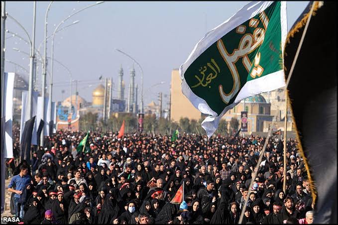 Elyasazizi10's tweet photo. اربعین، روزی است که زمین در سوگ خون حسین (ع) به تپش می‌افتد و آسمان بر سر دل‌های شکسته می‌بارد. در این روز، در دل هر عاشق حسین  شعله‌ای از عشق و سوگواری می‌سوزد که از هیچ کلامی نمی‌توان آن را توصیف کرد. اربعین، یادآوری عهدی است که در کربلا بسته شد،
#ملت_حسینی
#یا_لثارات_الحسین https://t.co/jkhwbN1mNC