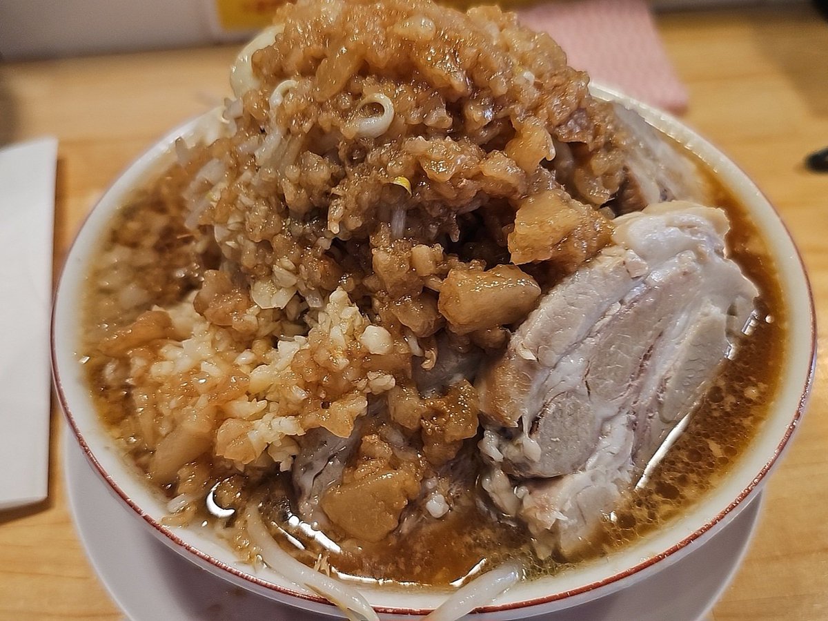 RInuzuki's tweet photo. ラーメン盛山@河内天美にてﾃﾞﾌｫ全ﾏｼを頂きました　特に脂の味付けは今まで食べた中で１���好みです　暑いので次回から汁なしに頼むか考え中です

あとビクドンでチーズバーグディッシュべたので載せときます　高くなったけど味は変わらず正義でした
GODIVAの期間限定飲み物も背伸びして飲みました https://t.co/r2kk5Wwr0q