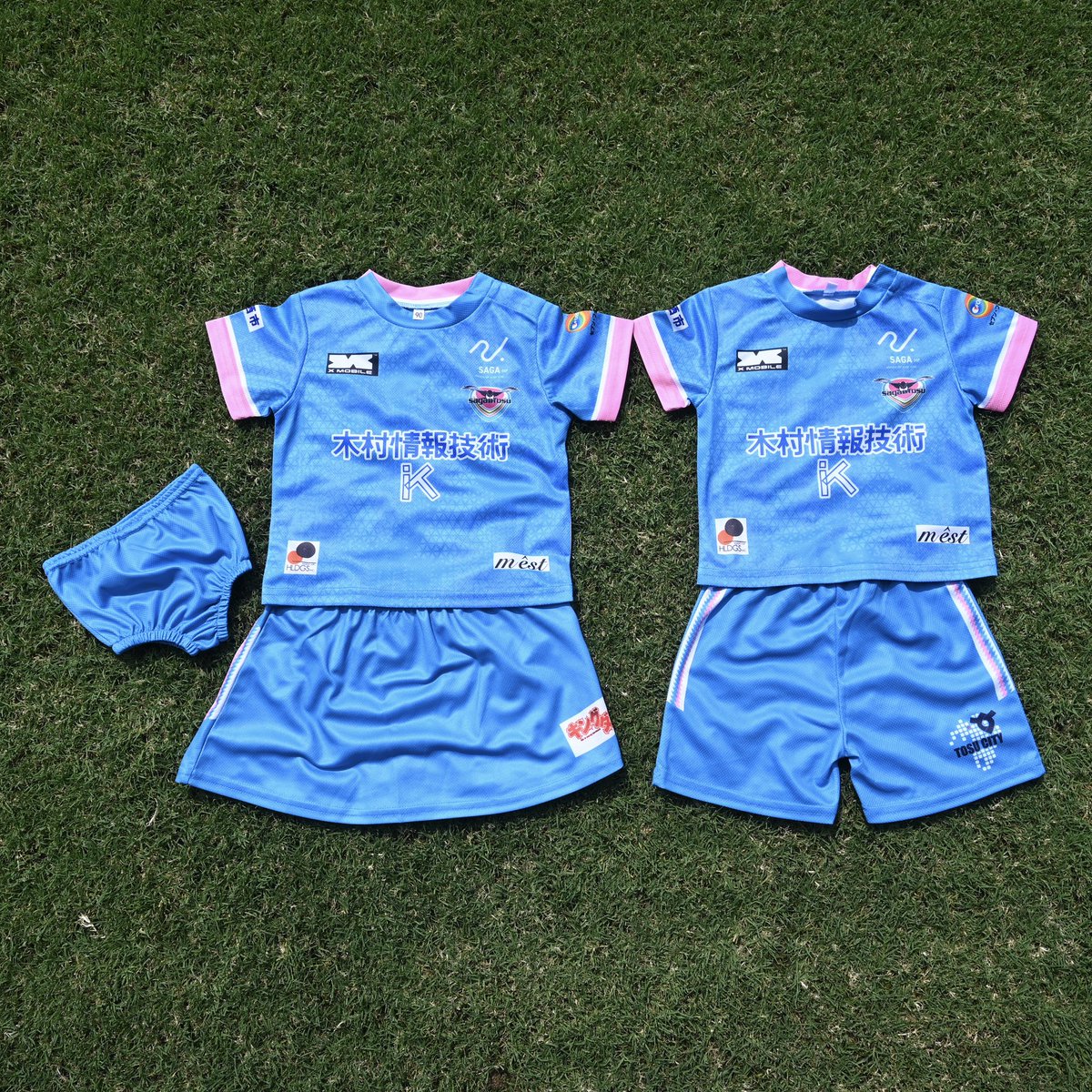 SaganTosuGoods's tweet photo. ／
ベビーアイテム販売するウィン👶🏻
＼

✔︎︎︎︎ 26/27ベビーユニフォーム(パンツ)
✔︎︎︎︎ 26/27ベビーユニフォーム(スカート)
✔︎︎︎︎ ベビースタイ（ウィントス）

ベビーユニフォームはパンツとスカートの2種展開✨
最高にかわいんだウィン︎💕︎💕

お子さんやお孫さんへのプレゼントにもピッタリだね🎁

みんなぜひユニフォームとスタイのセットで購入してね～‼️