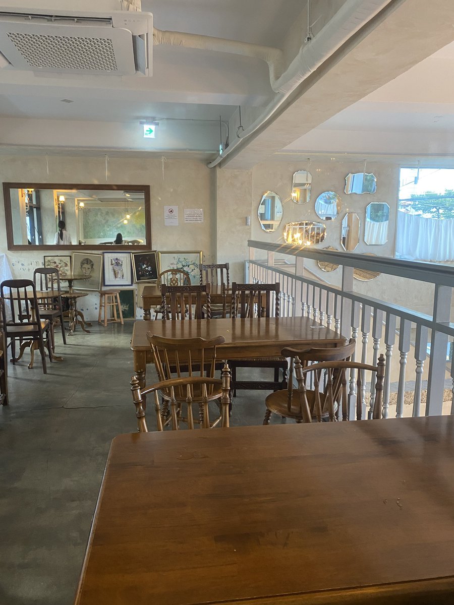 y3dQ6P3VJf8808's tweet photo. 📍tournesol
snsで話題のイケメン店員さん達がいるソンスにあるカフェに行ってきたよ〜
この日は多分1人しか出勤してなかった😭笑
写真は恥ずかしいので撮れてないけど、Ateezのサンに雰囲気が似てる店員さんがいたよ！笑
駅から近かったから気になる人は是非💖 https://t.co/aocXVMrgRm