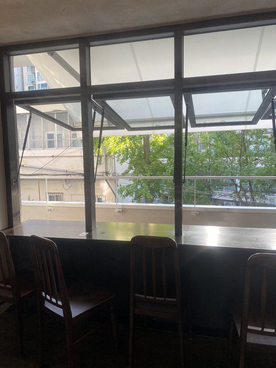 y3dQ6P3VJf8808's tweet photo. 📍tournesol
snsで話題のイケメン店員さん達がいるソンスにあるカフェに行ってきたよ〜
この日は多分1人しか出勤してなかった😭笑
写真は恥ずかしいので撮れてないけど、Ateezのサンに雰囲気が似てる店員さんがいたよ！笑
駅から近かったから気になる人は是非💖 https://t.co/aocXVMrgRm