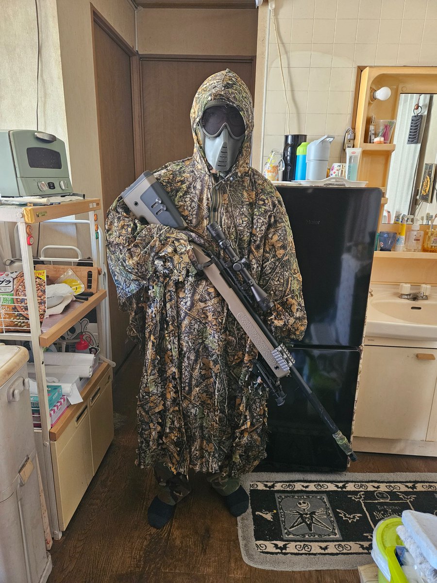 biohazard6127's tweet photo. @AnoKoro_VT 

リアルのサバゲー装備で左の画像が、中途半端に装着してるネイビーシールズ装備と右の画像がポンチョのギリースーツ装備。 https://t.co/KjSPXOc8sH