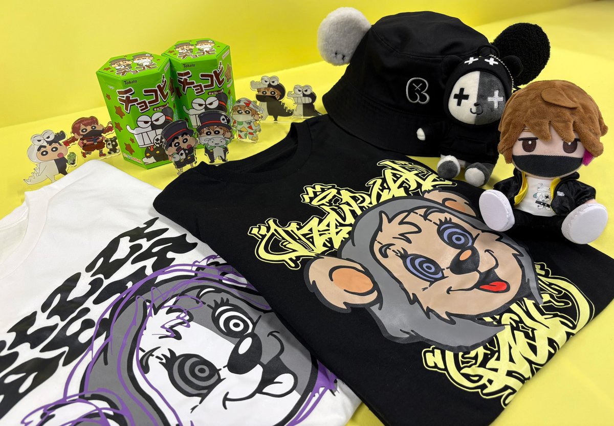 reto_event's tweet photo. 『TOP4 in TOKYO DOME 2Days』
レトルト個人グッズをご紹介！

☆レトルトぬいぐるみ
レトルト本人が初めてぬいぐるみになりました！
ディティールまでこだわり抜き、どの角度から見ても可愛い仕上がりとなっています！

☆レトルト×クレヨンしんちゃん アクリルフィギュア（オリジナルチョコビ付き）
ワニ山さんの着ぐるみを被ったクレヨンしんちゃんとレトルトや、チョコビのパッケージを飾るレトルトカラーのワニ山さんイラストは、今回のコラボ用に新たに描き下ろしていただきました！
数量限定の貴重なコラボグッズをお買い逃しなく！

☆レトクマ ビッグTシャツ（ぐるぐるベア）
白ボディはモノトーンのレトクマに紫のラインを乗せてクールな印象に！
黒ボディはカラフルなレトクマと背面上部にプリントされたロゴがキャッチー！
どちらもをパッと目を引くデザインが魅力のビッグシルエットなTシャツです！

☆レトクマふわみみぼうし
白と黒のクマ耳は、手触りが良くもこもこした見た目が魅力のキュートなデザインです！
シンプルなファッションのアクセントとして日常使いも可能です！

☆レトクマぬいぐるみバッグ
なんとレトクマぬいぐるみの中に、ぐるぐるベアがプリントされたバッグを収納できます！
ぬいぐるみとしてもバッグとしても使えてお得なアイテムです！

グッズ事後通販のお申し込み期間は、8/12(水)23:59まで！
https://t.co/tSo5u1os1V
