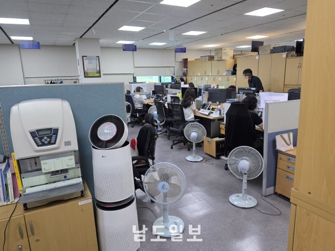 instiz's tweet photo. [현장속으로] 폭염 속 '찜통 관공서'…"46년 된 규정에 녹초" https://t.co/qPHTw1aRdh https://t.co/rUCNrN5xbw