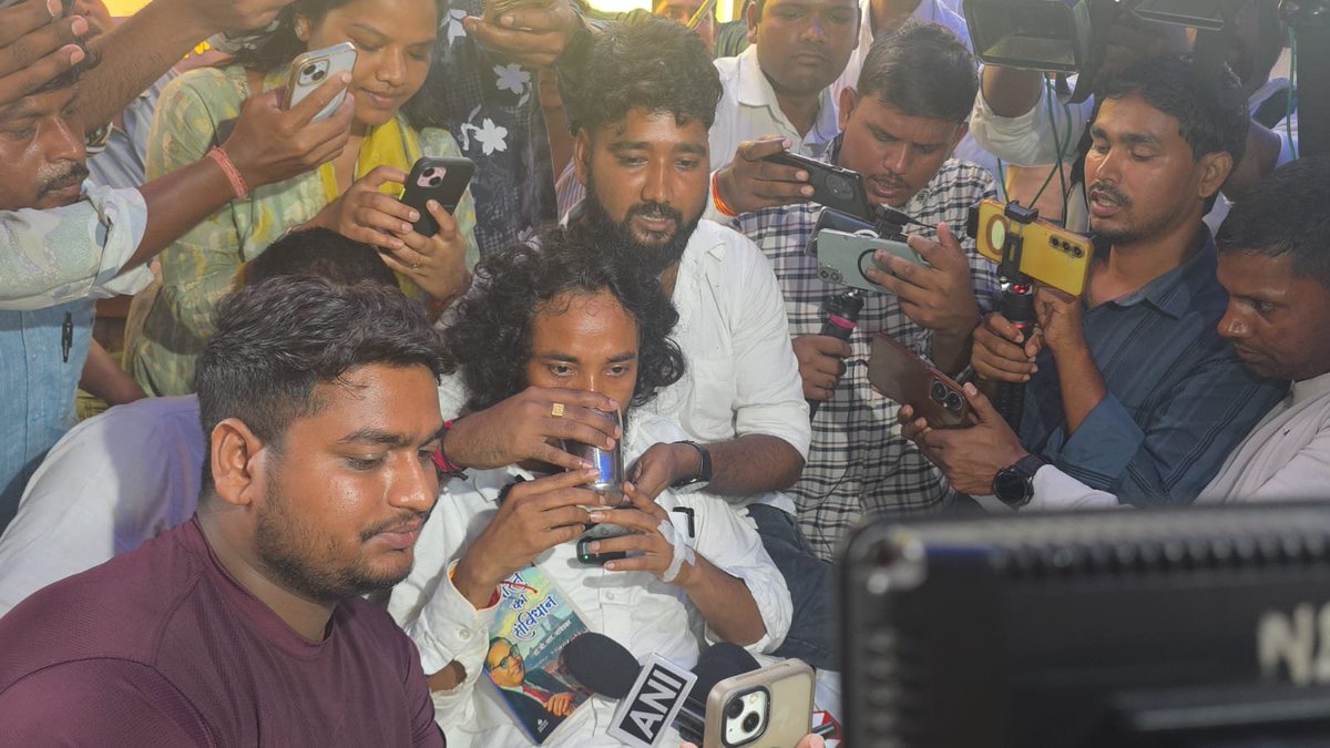 DevendraNathMa9's tweet photo. देश के प्रख्यात इनोवेटर श्री सोनम वांगचुक सर से वीडियो कॉल से सीधे संवाद करने का अवसर।
उन्होंने हमारे आंदोलन के प्रति अपना बहुमूल्य मार्गदर्शन, प्रेरणादायी विचार एवं हौसला प्रदान किया। उनके आग्रह पर हमने जल ग्रहण किया। साथ ही, उनसे रांची आकर आंदोलनरत छात्रों का मनोबल बढ़ाने का विनम्र आग्रह भी किया।

हमारी अनिश्चितकालीन भूख हड़ताल व सत्याग्रह आंदोलन अपने संकल्प के साथ निरंतर जारी है।
@Wangchuk66  #HungerStrike
