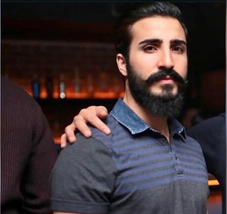 ahmetayvaa's tweet photo. Özcan Aksu işkenceyle mi öldürüldü? haberimiz sonrası şu zamana kadar Meclis’e 4 milletvekili tarafından soru önergesi verildi 3’ü DEM Parti, 1’i TİP’e ait.

Genel Kurul’da da bu iddia üzerine iki önemli konuşma yapıldı.

Bu süreçte araştırma, inceleme, ifade süreci başlatıldı mı? 

Müfettiş görevlendirildi mi? 

Meclis’in cezaevlerini izleme komisyonu bu durum üzerine harekete geçecek mi? 

Özcan Aksu’ya ne oldu sorusu hâlâ yanıt bekliyor. 

Bir çok soruşturmayı önüne koyan Adalet Bakan’ı gündem olan bu konu hakkında ne zaman konuşacak?