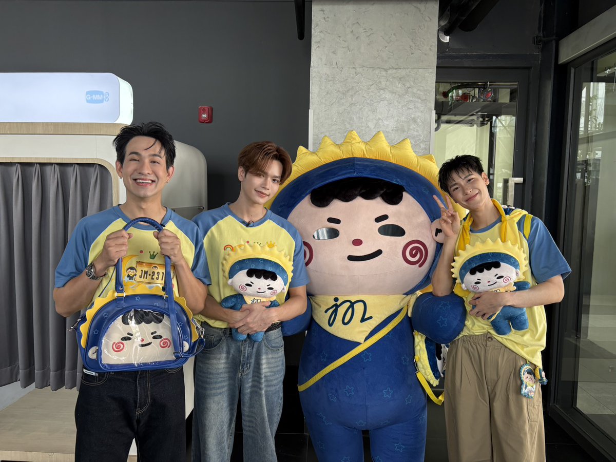 GMMTV's tweet photo. [LIVE] #JuniorMarkConcertLIVE | มาเช็กความพร้อมกับ “จูเนียร์-มาร์ค” ก่อนไปเจอกันใน JUNIOR MARK SunnyMoon CONCERT 🧳🚐

IG : https://t.co/vkMUr2WlgM

📌 Buy Live Streaming Tickets 👉 https://t.co/K4iveYVA7g
🗓️ SEE YOU ON 7-8-9 AUGUST 2026 | BITEC LIVE

#GMMTV
@jnnrrs @Markjrtn @jummo__gmmtv