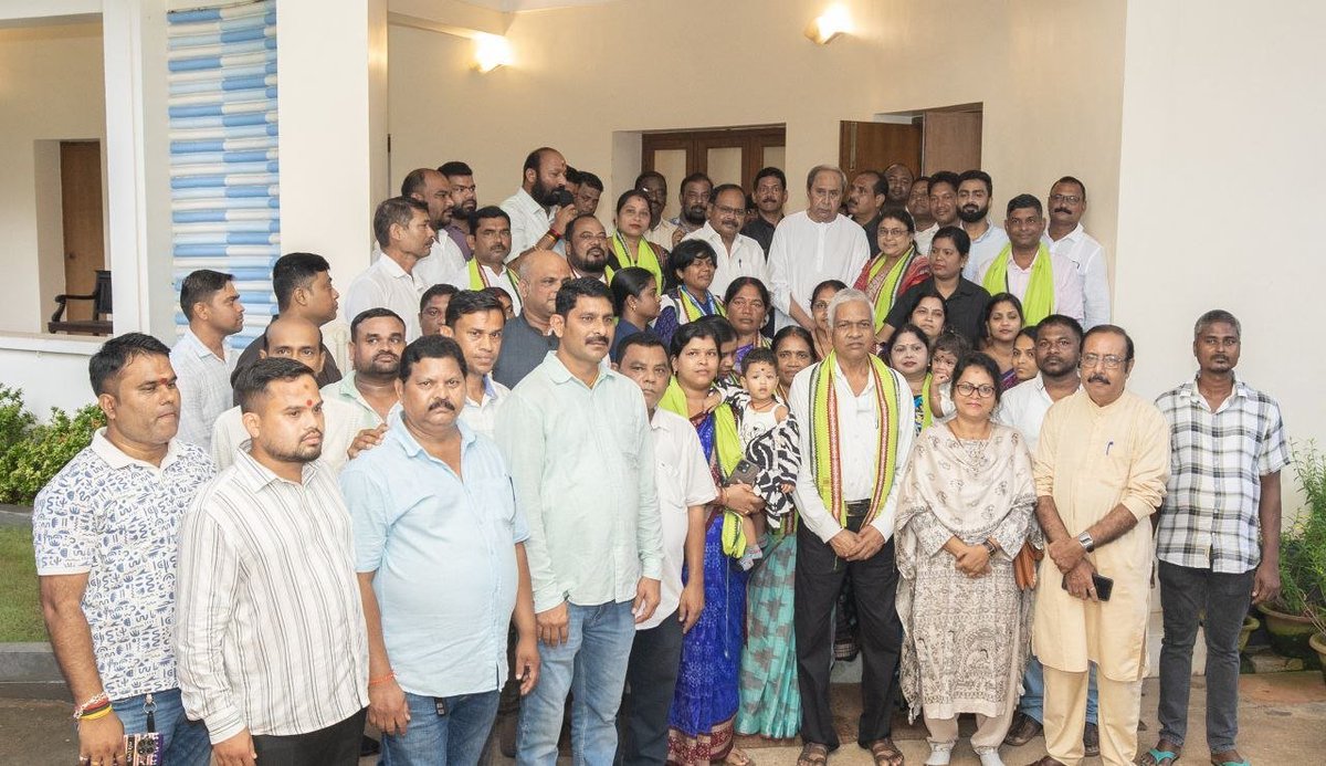 bjd_odisha's tweet photo. ଅନୁଗୋଳବାସୀଙ୍କ ବଳ, ବିଜୁ ଜନତା ଦଳ।

ନିର୍ବାଚନମଣ୍ଡଳୀର ବିଧାୟକଙ୍କ ସମେତ ଜିଲ୍ଲା ପରିଷଦ ସଦସ୍ୟ, ପଞ୍ଚାୟତ ପ୍ରତିନିଧି ଏବଂ ଦଳୀୟ ନେତୃବୃନ୍ଦଙ୍କୁ ସଭାପତି ଶ୍ରୀ @Naveen_Odisha ଭେଟିଛନ୍ତି।

ଲୋକଙ୍କୁ ସାଙ୍ଗରେ ନେଇ ସଙ୍ଗଠନକୁ ଆହୁରି ମଜଭୁତ କରିବା ପାଇଁ ସଭାପତି ସମସ୍ତଙ୍କୁ ପରାମର୍ଶ ଦେଇଛନ୍ତି।

#BJDWithAngul #BJDWithOdisha https://t.co/5urdzRShfX