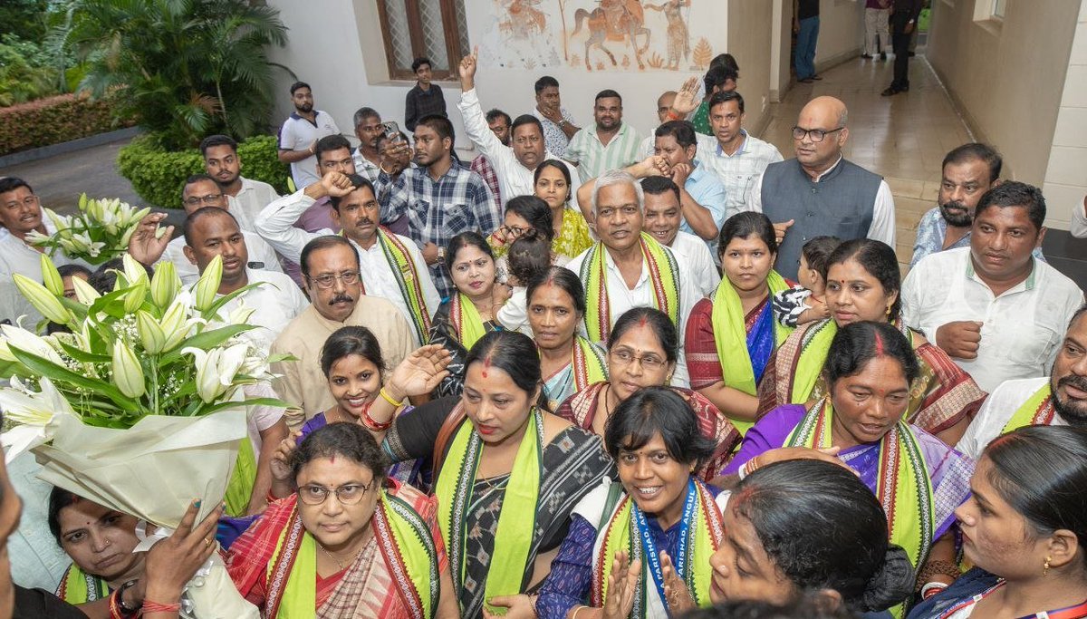bjd_odisha's tweet photo. ଅନୁଗୋଳବାସୀଙ୍କ ବଳ, ବିଜୁ ଜନତା ଦଳ।

ନିର୍ବାଚନମଣ୍ଡଳୀର ବିଧାୟକଙ୍କ ସମେତ ଜିଲ୍ଲା ପରିଷଦ ସଦସ୍ୟ, ପଞ୍ଚାୟତ ପ୍ରତିନିଧି ଏବଂ ଦଳୀୟ ନେତୃବୃନ୍ଦଙ୍କୁ ସଭାପତି ଶ୍ରୀ @Naveen_Odisha ଭେଟିଛନ୍ତି।

ଲୋକଙ୍କୁ ସାଙ୍ଗରେ ନେଇ ସଙ୍ଗଠନକୁ ଆହୁରି ମଜଭୁତ କରିବା ପାଇଁ ସଭାପତି ସମସ୍ତଙ୍କୁ ପରାମର୍ଶ ଦେଇଛନ୍ତି।

#BJDWithAngul #BJDWithOdisha https://t.co/5urdzRShfX