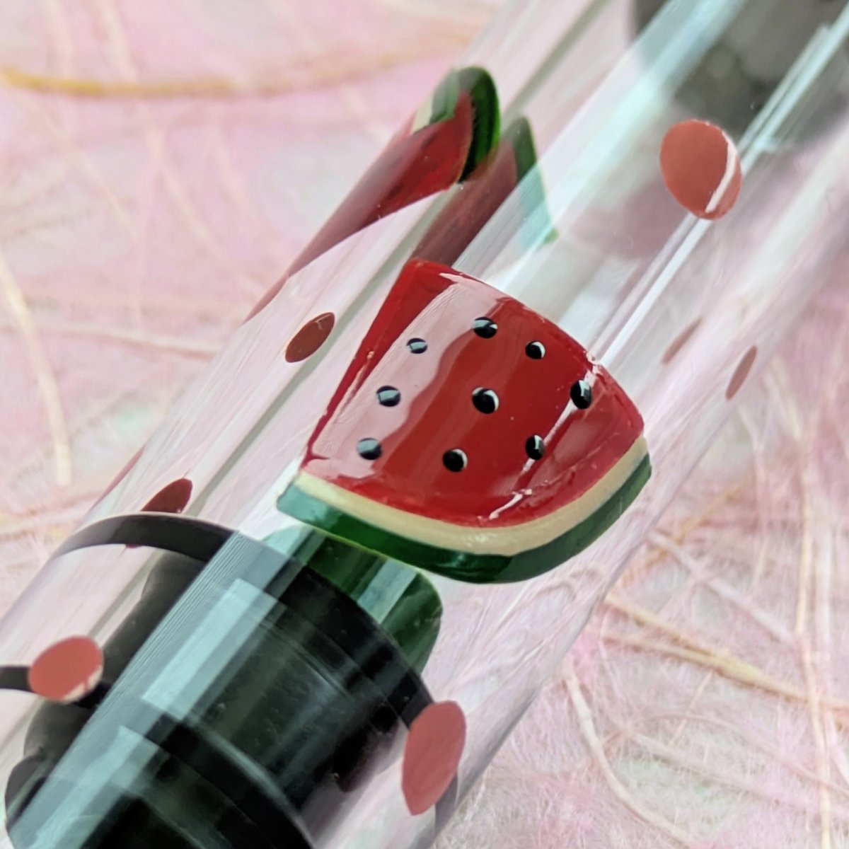 bungbox's tweet photo. 大変、好評だったTWSBI ECO輪島蒔絵 夏の風物詩 すいかが再入荷いたしました。

夏といえばやっぱりすいか🍉
みずみずしい果肉の赤のコントラストがかわいい
"すいか"を散りばめました！ 天冠のTWSBIロゴの周りには"すいか"の皮が描かれていて 上から見ると"すいか"の断面が現れます！

この季節にぴったりな甘く可愛らしい万年筆です☀️

※人気商品につきおひとり様1点でお願いしております。

https://t.co/PDz6e6Q0Co