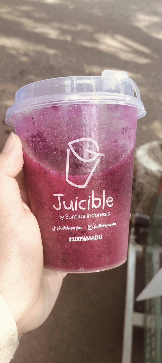 dailymumbling's tweet photo. @juiciblesurplus this is sooo good. dragon fruit, banana, papaya, honey. 🍌🍯 https://t.co/CWBcBviBao