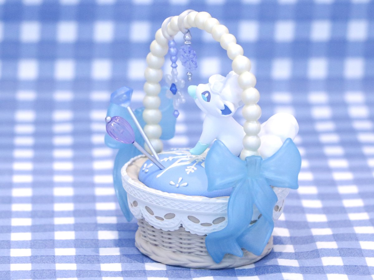 pokemon_pdc's tweet photo. 🧶🧵 ポケモン Sweet Craft Collection 🧵🧶

#リーメント さんから、かわいい手芸モチーフとポケモンのインテリアフィギュアが、8月10日（月）発売予定❣️
360度とっても素敵だよ🍓

くわしくはこちら👇
https://t.co/SVph58zeGu https://t.co/oLRg17E1Jv