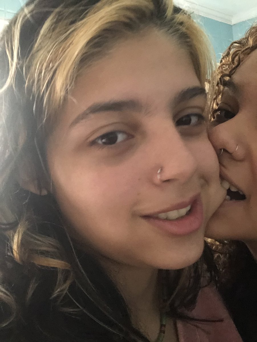 siilvaaVi's tweet photo. Minha namorada ficou 4 dias comigo. Nas 3 noites, eu acordava chorando e ela ficava acordada até eu dormir. Me fez comer, comprou o que eu queria, me fez rir, me tirou de casa e não me deixou sozinha nem pra ir embora. O anjo que Deus me deu e que a cada dia amo mais. https://t.co/qM1Ew8ZKHE