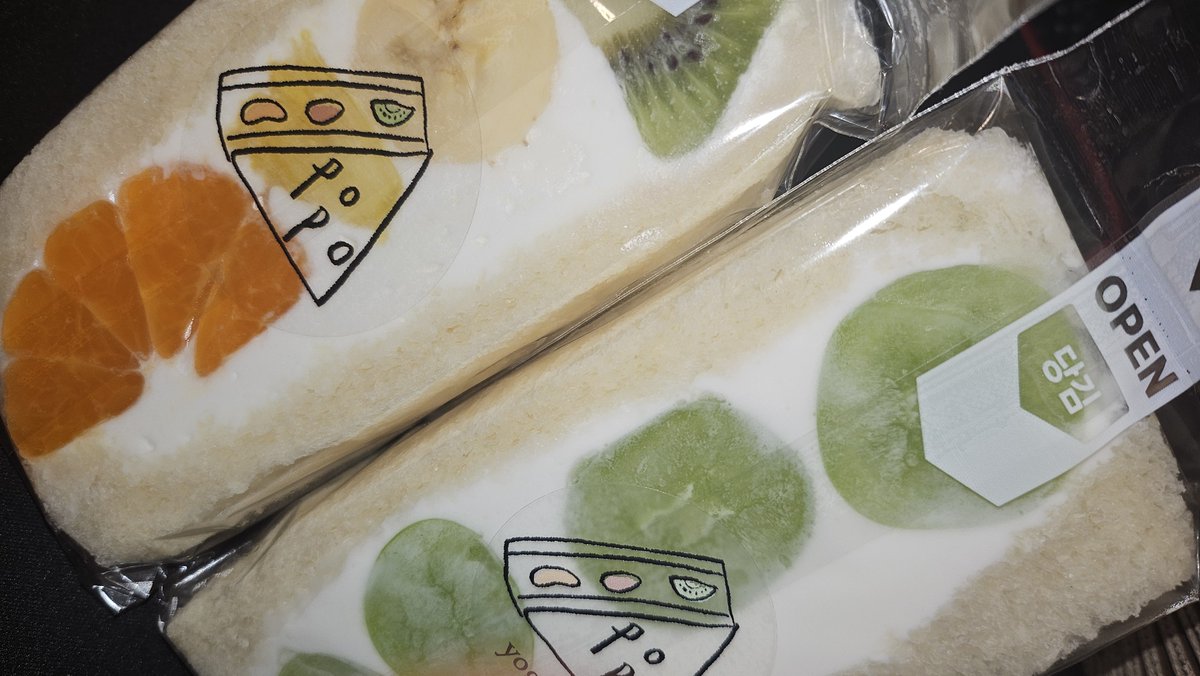 H1acker1's tweet photo. 후르츠산도왔당 ㅎㅎㅎ
친구랑머거야디 https://t.co/mCG19WArZU