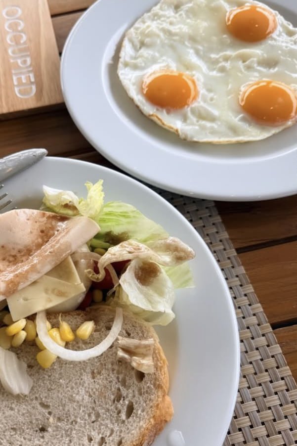 goodbyemy_b's tweet photo. เมะกินขนมปัง สลัด ไข่ดาว 3 ฟอง เคะอ้วมๆกิมข้าว 2 จาน https://t.co/AnOQWIqLjg