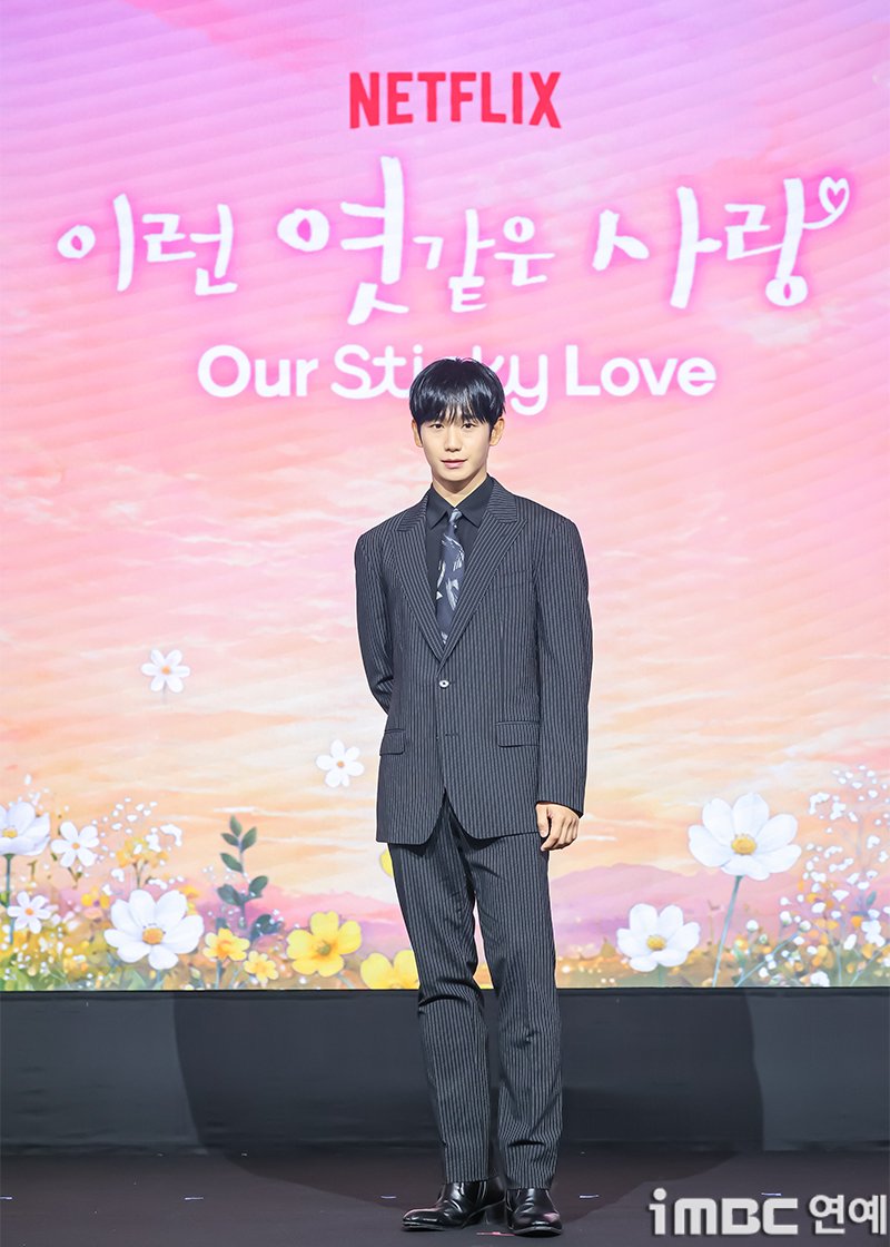 JHICREWTHAILAND's tweet photo. วันนี้ (5 ส.ค.) คุณจองแฮอิน คุณฮายอง 
คุณฮอซองแท นักแสดงนำ และ ผู้กำกับคิมจางฮัน 
เข้าร่วมงานแถลงข่าวเปิดตัว 
ซีรีส์ "Our Sticky Love" หรือ “รักติดหนึบ” 

ซีรีส์ออริจินัลของ Netflix ที่โรงแรมนารุ โซล เอ็มแกลเลอรี แอมบาสเดอร์ ย่านมาโป กรุงโซล ประเทศเกาหลีใต้

โดย ซีรีส์รักติดหนึบ รับชมพร้อมกันทั่วโลกได้ใน
วันที่ 7 สิงหาคมนี้ทาง Netflix ค่ะ

Sources : 뉴스1 , MHNSports

#รักติดหนึบ #OurStickyLove #จองแฮอิน #JungHaeIn #정해인 #JungHaeInCrew #WeLoveandRespectJungHaeIn