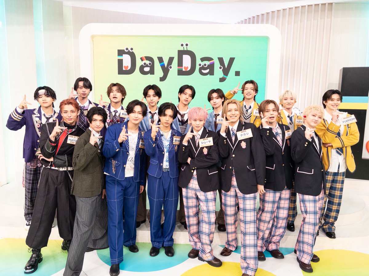ICEx_official's tweet photo. ＼☀️日本テレビ系「DayDay.」☀️／

本日出演した #EBiDAN の皆さんと！📸
水色制服を着た3人が #ICEx です！🧊

👤2列目右から4人目
💙 #志賀李玖 (22)
２回目の「”WABI SABI”」で
みんなの心を射止めた人💘

👤2列目右から5人目
❤️ #阿久根温世 (21)
山里さんにお母さんからの伝言を
しっかり伝えることができた人

👤2列目右から6人目
🤍 #八神遼介 (17)
2回目の「Na na na…」最後に
「D！」と「ピース✌🏻」でみんなを虜にした人💞

@ntv_DayDay
#DayDayとEBiDANでYes東京