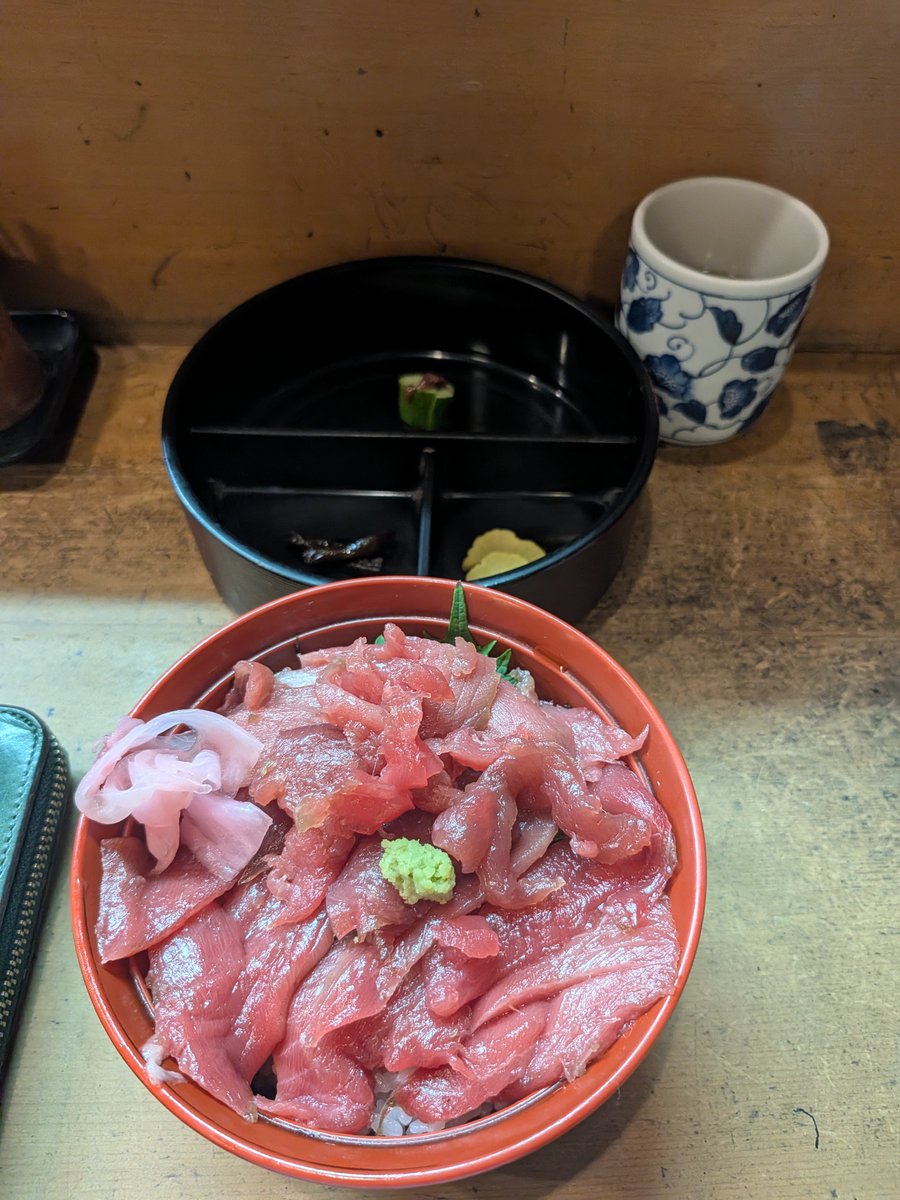 Bando_e_ji's tweet photo. 中落ち丼食べました！
平日の昼前なのに満席だった😐
美味しかった😌👍 https://t.co/jdhvhX37Yt