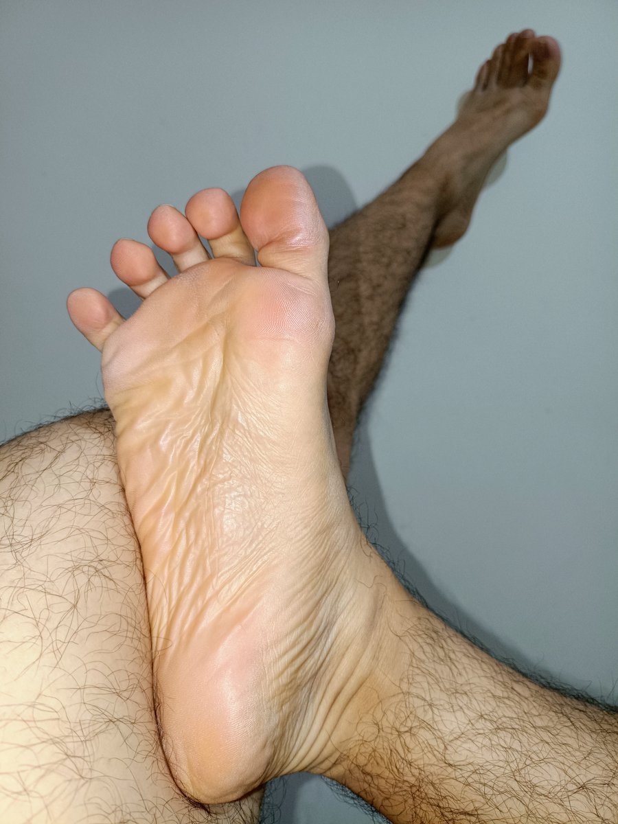 SolesMenClub's tweet photo. Just taking a break, And for those who appreciate the details.

#MenFeet
#MaleFeet
#BarefootMen https://t.co/3zVWgfz21x