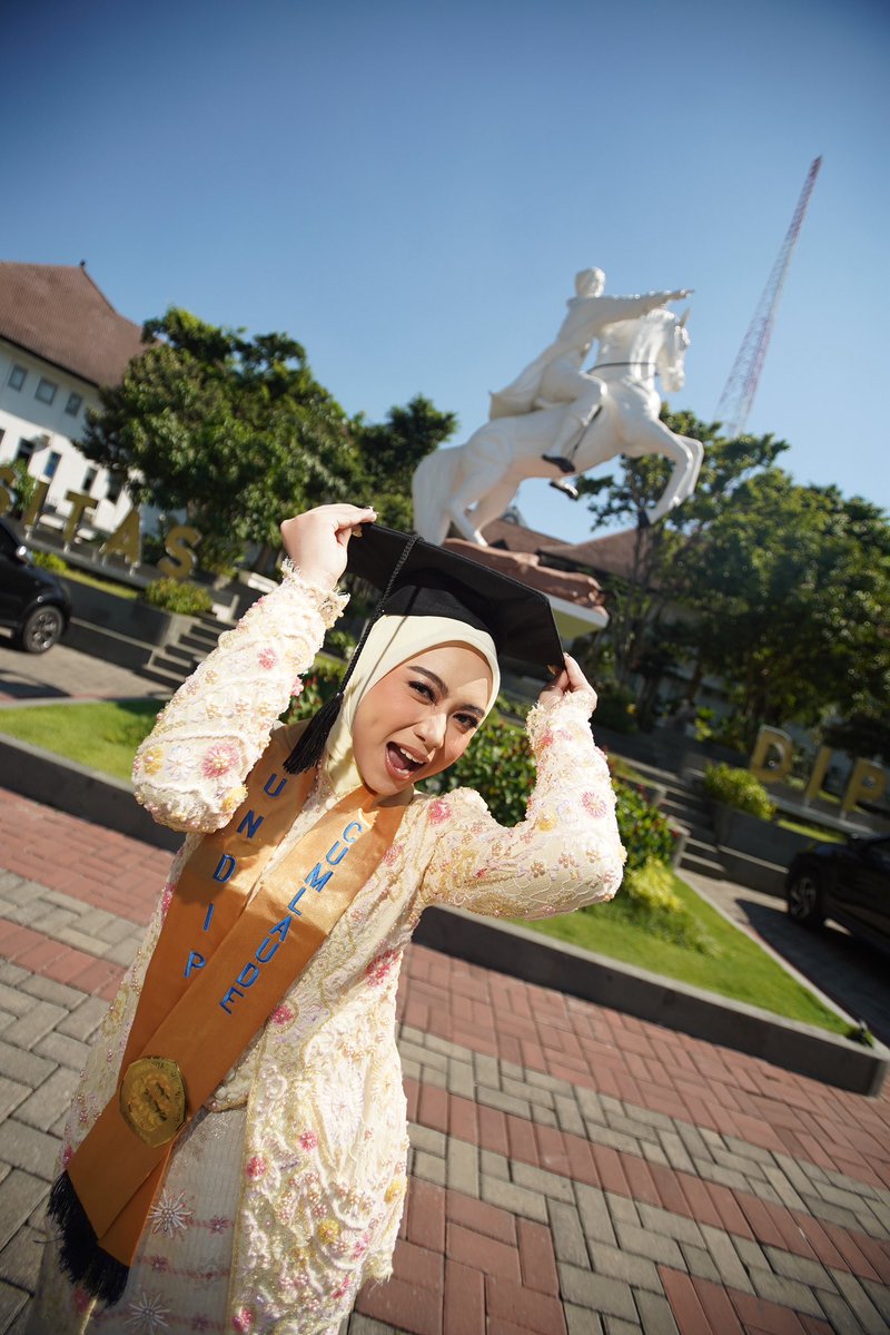 mooniionn's tweet photo. anhour jadi wishlist aku untuk foto wisuda, ga salah pilih vendor fg haha setiap hari mandangin foto-foto ciamik ini pdhl masih raw, menurut aku best sekali! perpaduan mua fg yang gong abiessttt dan gue yang mantep banget😋 https://t.co/PPZ9ELOLdf