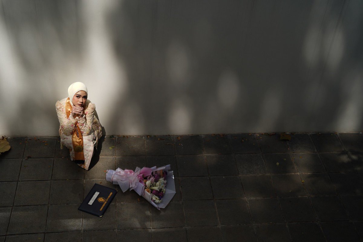 mooniionn's tweet photo. anhour jadi wishlist aku untuk foto wisuda, ga salah pilih vendor fg haha setiap hari mandangin foto-foto ciamik ini pdhl masih raw, menurut aku best sekali! perpaduan mua fg yang gong abiessttt dan gue yang mantep banget😋 https://t.co/PPZ9ELOLdf