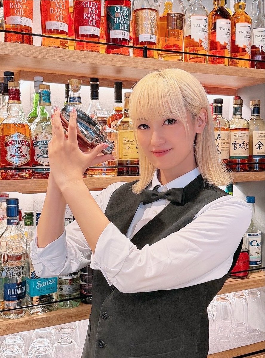 cuelamp_namba's tweet photo. 先日の日曜日に、夏芽さん1日店長＆バースデーイベントを当店で開催させて頂きました！🎉

たくさんの方にお越しいただき、デザートプレートやカクテルとともに、夏芽さんのお誕生日を一緒にお祝いできて、とても素敵な一日になりました✨

ご出演いただいた夏芽さん、ご参加くださった皆さま、本当にありがとうございました🌻
#夏芽 #CUELAMP