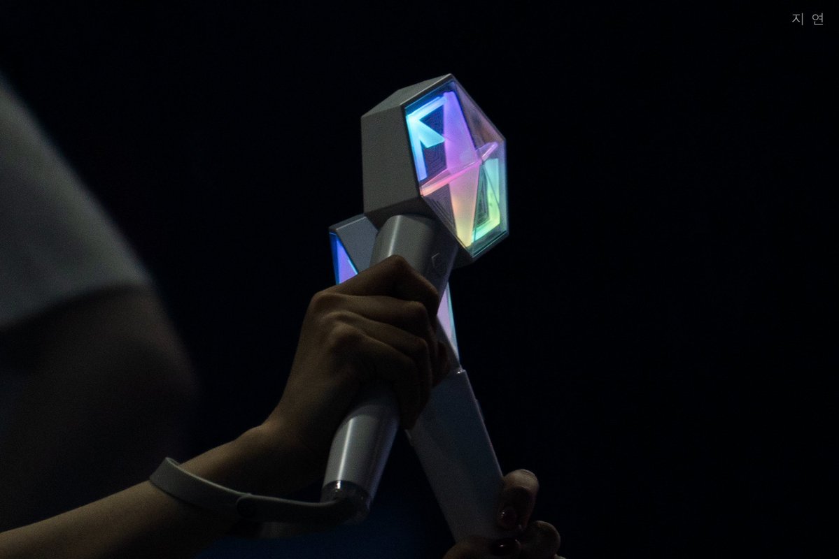 mdzlhcy_'s tweet photo. แต่ชั้นพูดจริงๆว่าแท่งไฟด้อมเราสวยมากกกกก เรียบแต่สวยอ่ะแบบความเป็นเอ็กโซชัด จะผ่านไปกี่ปีก็ไม่รู้สึกว่าดูเก่าเลย สวยที่สุดสำหรับแอ๋วตลอดกาล 😭😭 https://t.co/EvjxWjWKHi