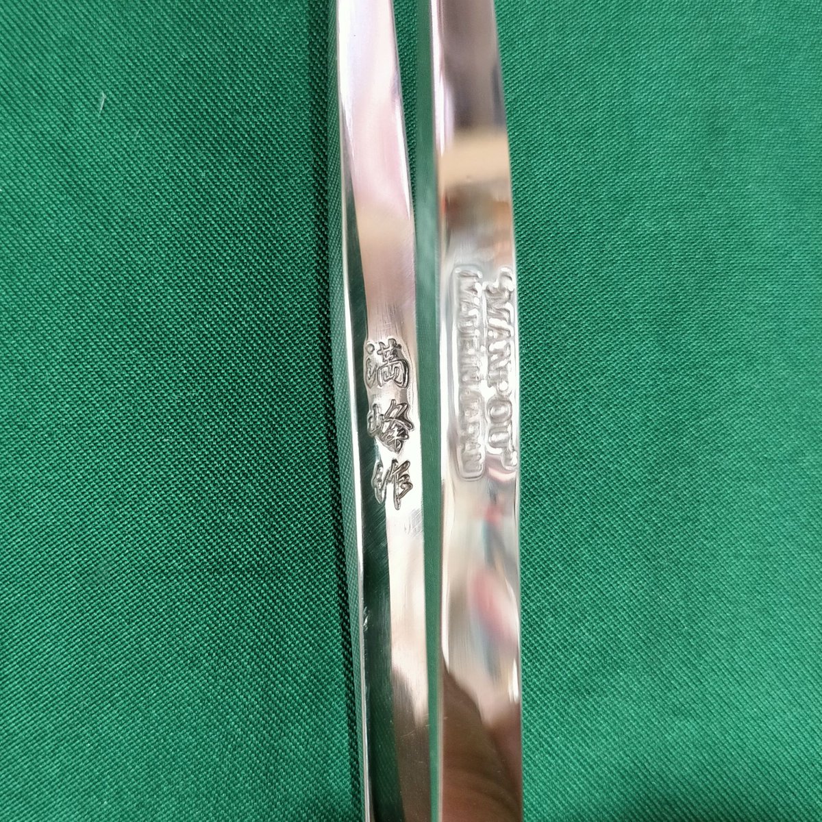 hamonoya's tweet photo. 【倉田満峰作】 松毛抜ミラー仕上げ 
8,800円(税込)江戸の毛抜き職人の最高峰   全長約84ミリ表面ミラー仕上げ  桐箱入り
#倉田満峰#松毛抜#knife#キャンプ#防災#Japanesecutlery#包丁#研ぎ直し#刃物の政豊 https://t.co/PkspZ3sTJ8