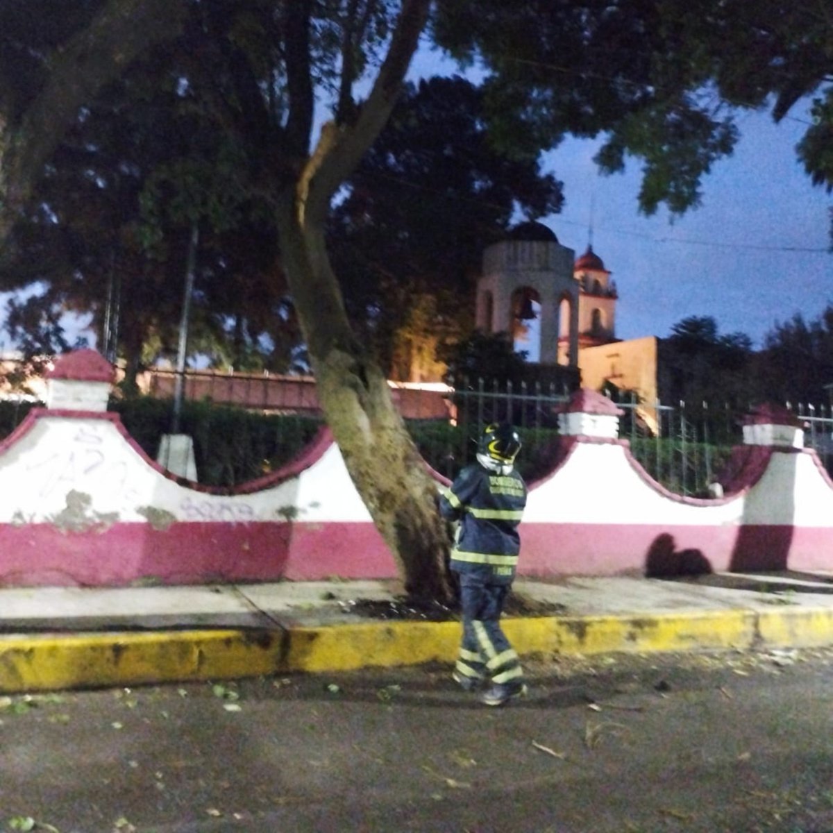 JefeVulcanoCova's tweet photo. Derivado de las lluvias que se registran esta noche en la ciudad, comparto los servicios que hemos atendido:

18 Árboles caídos
  4 Postes caídos
  3 Encharcamientos
  4 Cortocircuitos

Le recordamos a la población que se comunique al 911 o a su estación de Bomberos más cercana en caso de una emergencia.

@ClaraBrugadaM