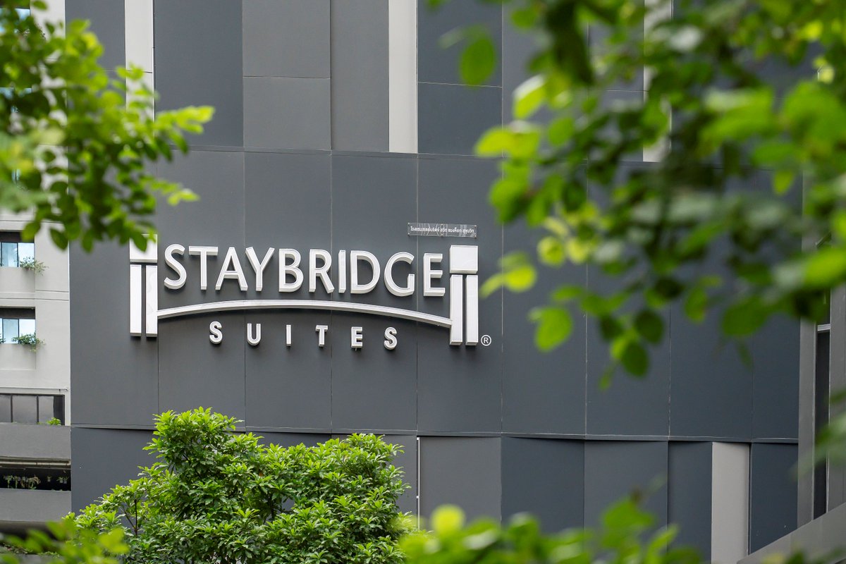 Kirk_Propholic's tweet photo. ออริจิ้น โฮเทล ปิดดีล ขาย Staybridge Suites Bangkok Sukhumvit 
.
ตอกย้ำความสำเร็จกลยุทธ์ Build – Operate – Exit – Reinvestment ของ ออริจิ้น โฮเทล กลุ่มธุรกิจที่สร้างรายได้ประจำเพื่อพัฒนาและสร้างสรรค์โครงการคุณภาพ ทั้งโรงแรม เซอร์วิสอพาร์ทเมนท์ ออฟฟิศ และพื้นที่เชิงพาณิชย์ ในเครือ ออริจิ้น พร็อพเพอร์ตี้ ประกาศความสำเร็จปิดดีลการขายโรงแรม Staybridge Suites Bangkok Sukhumvit ให้ครอบครัวเศวตสมภพ รับกระแสเงินสดเข้ากว่า 550 ล้านบาท พร้อมเดินหน้าพัฒนาโครงการใหม่เพื่อสร้างการเติบโตอย่างต่อเนื่อง
.
นายพีระพงศ์ จรูญเอก ประธานเจ้าหน้าที่บริหาร บริษัท ออริจิ้น พร็อพเพอร์ตี้ จำกัด (มหาชน) หรือ ORI เผยถึงกลุ่มทุนที่เข้าซื้อโรงแรม สเตย์บริดจ์ สวีทส์ กรุงเทพฯ สุขุมวิท (Staybridge Suites Bangkok Sukhumvit) คือ ครอบครัวเศวตสมภพ (ผู้บริหารกลุ่มบริษัท ซีโน-แปซิฟิค ผู้นำเข้าและจัดจำหน่ายสินค้าอุปโภคบริโภค) นับเป็นอีกหนึ่งดีลความสำเร็จของกลุ่มออริจิ้น โฮเทล ภายใต้การบริหารพอร์ตสินทรัพย์ผ่านกลยุทธ์ Build – Operate – Exit – Reinvestment ที่บริษัทดำเนินการมาอย่างต่อเนื่อง เพื่อสร้างผลตอบแทนที่เหมาะสมแก่ผู้ถือหุ้นและพันธมิตรทางธุรกิจ
.
สำหรับโรงแรม Staybridge Suites Bangkok Sukhumvit เปิดให้บริการเมื่อต้นปี 2566 เป็นโรงแรมและเซอร์วิสอพาร์ตเมนต์ระดับพรีเมียมภายใต้แบรนด์ Staybridge Suites ซึ่งเป็นโรงแรมในเครือ IHG Hotels & Resorts สไตล์ที่พักอาศัย (Residential-Style Hotel) จำนวน 411 ห้อง ตั้งอยู่บนทำเลศักยภาพใจกลางสุขุมวิท 24 ห่างจากสถานีรถไฟฟ้า BTS พร้อมพงษ์ เพียงไม่กี่นาที และใกล้ศูนย์การค้าชั้นนำในย่าน EmDistrict โครงการนี้นับเป็นโรงแรมภายใต้แบรนด์ Staybridge Suites แห่งที่ 2 ของประเทศไทยและภูมิภาคเอเชียแปซิฟิก พัฒนาโดยความร่วมมือระหว่าง บริษัท ออริจิ้น โฮเทล จำกัด (มหาชน) และ บริษัท โนมุระ เรียลเอสเตท ดีเวลล็อปเมนท์ จำกัด (NRED) ประเทศญี่ปุ่น โดยได้รับการออกแบบเพื่อตอบโจทย์การเข้าพักระยะยาวสำหรับนักธุรกิจ ผู้บริหารชาวต่างชาติ และนักเดินทางคุณภาพ ด้วยห้องพักขนาดใหญ่พร้อมครัวภายในห้อง สิ่งอำนวยความสะดวกครบครัน อาทิ Co-working Space ห้องออกกำลังกาย สระว่ายน้ำ ออนเซน และพื้นที่ส่วนกลางที่เอื้อต่อการใช้ชีวิตประจำวัน ภายใต้มาตรฐานการบริหารระดับสากลของ IHG Hotels & Resorts
.
นอกจากนี้ โครงการยังมีพื้นที่รีเทลด้านหน้าโครงการกว่า 5,000 ตร.ม. ที่เปิดรับผู้ใช้บริการจากภายนอกและผู้พักอาศัยในย่านสุขุมวิท ช่วยสร้างความคึกคักให้กับโครงการและเพิ่มความสะดวกสบายให้แก่ผู้เข้าพัก โดยพื้นที่ดังกล่าวรองรับร้านอาหาร คาเฟ่ และร้านค้าบริการต่างๆ ซึ่งช่วยเสริมศักยภาพของสินทรัพย์
.
โดยในปีนี้ ออริจิ้น โฮเทล ได้ปิดดีลความสำเร็จ ขายโรงแรมไอบิส ภูเก็ต กะตะ (ibis Phuket Kata) เมื่อเดือนพฤษภาคม 2569 ที่ผ่านมา และในเดือนกรกฎาคมนี้ ได้ปิดดีลขาย “โรงแรมสเตย์บริดจ์ สวีท แบงค็อก สุขุมวิท (Staybridge Suites Bangkok Sukhumvit )” โรงแรมสไตล์ที่พักอาศัยภายใต้แบรนด์โรงแรมสเตย์บริดจ์สวีท ได้ตามแผนธุรกิจ