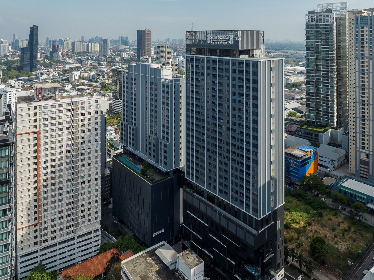 Kirk_Propholic's tweet photo. ออริจิ้น โฮเทล ปิดดีล ขาย Staybridge Suites Bangkok Sukhumvit 
.
ตอกย้ำความสำเร็จกลยุทธ์ Build – Operate – Exit – Reinvestment ของ ออริจิ้น โฮเทล กลุ่มธุรกิจที่สร้างรายได้ประจำเพื่อพัฒนาและสร้างสรรค์โครงการคุณภาพ ทั้งโรงแรม เซอร์วิสอพาร์ทเมนท์ ออฟฟิศ และพื้นที่เชิงพาณิชย์ ในเครือ ออริจิ้น พร็อพเพอร์ตี้ ประกาศความสำเร็จปิดดีลการขายโรงแรม Staybridge Suites Bangkok Sukhumvit ให้ครอบครัวเศวตสมภพ รับกระแสเงินสดเข้ากว่า 550 ล้านบาท พร้อมเดินหน้าพัฒนาโครงการใหม่เพื่อสร้างการเติบโตอย่างต่อเนื่อง
.
นายพีระพงศ์ จรูญเอก ประธานเจ้าหน้าที่บริหาร บริษัท ออริจิ้น พร็อพเพอร์ตี้ จำกัด (มหาชน) หรือ ORI เผยถึงกลุ่มทุนที่เข้าซื้อโรงแรม สเตย์บริดจ์ สวีทส์ กรุงเทพฯ สุขุมวิท (Staybridge Suites Bangkok Sukhumvit) คือ ครอบครัวเศวตสมภพ (ผู้บริหารกลุ่มบริษัท ซีโน-แปซิฟิค ผู้นำเข้าและจัดจำหน่ายสินค้าอุปโภคบริโภค) นับเป็นอีกหนึ่งดีลความสำเร็จของกลุ่มออริจิ้น โฮเทล ภายใต้การบริหารพอร์ตสินทรัพย์ผ่านกลยุทธ์ Build – Operate – Exit – Reinvestment ที่บริษัทดำเนินการมาอย่างต่อเนื่อง เพื่อสร้างผลตอบแทนที่เหมาะสมแก่ผู้ถือหุ้นและพันธมิตรทางธุรกิจ
.
สำหรับโรงแรม Staybridge Suites Bangkok Sukhumvit เปิดให้บริการเมื่อต้นปี 2566 เป็นโรงแรมและเซอร์วิสอพาร์ตเมนต์ระดับพรีเมียมภายใต้แบรนด์ Staybridge Suites ซึ่งเป็นโรงแรมในเครือ IHG Hotels & Resorts สไตล์ที่พักอาศัย (Residential-Style Hotel) จำนวน 411 ห้อง ตั้งอยู่บนทำเลศักยภาพใจกลางสุขุมวิท 24 ห่างจากสถานีรถไฟฟ้า BTS พร้อมพงษ์ เพียงไม่กี่นาที และใกล้ศูนย์การค้าชั้นนำในย่าน EmDistrict โครงการนี้นับเป็นโรงแรมภายใต้แบรนด์ Staybridge Suites แห่งที่ 2 ของประเทศไทยและภูมิภาคเอเชียแปซิฟิก พัฒนาโดยความร่วมมือระหว่าง บริษัท ออริจิ้น โฮเทล จำกัด (มหาชน) และ บริษัท โนมุระ เรียลเอสเตท ดีเวลล็อปเมนท์ จำกัด (NRED) ประเทศญี่ปุ่น โดยได้รับการออกแบบเพื่อตอบโจทย์การเข้าพักระยะยาวสำหรับนักธุรกิจ ผู้บริหารชาวต่างชาติ และนักเดินทางคุณภาพ ด้วยห้องพักขนาดใหญ่พร้อมครัวภายในห้อง สิ่งอำนวยความสะดวกครบครัน อาทิ Co-working Space ห้องออกกำลังกาย สระว่ายน้ำ ออนเซน และพื้นที่ส่วนกลางที่เอื้อต่อการใช้ชีวิตประจำวัน ภายใต้มาตรฐานการบริหารระดับสากลของ IHG Hotels & Resorts
.
นอกจากนี้ โครงการยังมีพื้นที่รีเทลด้านหน้าโครงการกว่า 5,000 ตร.ม. ที่เปิดรับผู้ใช้บริการจากภายนอกและผู้พักอาศัยในย่านสุขุมวิท ช่วยสร้างความคึกคักให้กับโครงการและเพิ่มความสะดวกสบายให้แก่ผู้เข้าพัก โดยพื้นที่ดังกล่าวรองรับร้านอาหาร คาเฟ่ และร้านค้าบริการต่างๆ ซึ่งช่วยเสริมศักยภาพของสินทรัพย์
.
โดยในปีนี้ ออริจิ้น โฮเทล ได้ปิดดีลความสำเร็จ ขายโรงแรมไอบิส ภูเก็ต กะตะ (ibis Phuket Kata) เมื่อเดือนพฤษภาคม 2569 ที่ผ่านมา และในเดือนกรกฎาคมนี้ ได้ปิดดีลขาย “โรงแรมสเตย์บริดจ์ สวีท แบงค็อก สุขุมวิท (Staybridge Suites Bangkok Sukhumvit )” โรงแรมสไตล์ที่พักอาศัยภายใต้แบรนด์โรงแรมสเตย์บริดจ์สวีท ได้ตามแผนธุรกิจ