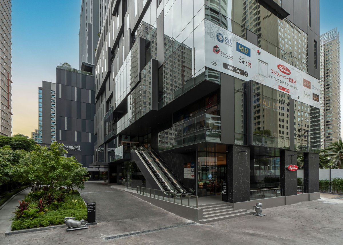 Kirk_Propholic's tweet photo. ออริจิ้น โฮเทล ปิดดีล ขาย Staybridge Suites Bangkok Sukhumvit 
.
ตอกย้ำความสำเร็จกลยุทธ์ Build – Operate – Exit – Reinvestment ของ ออริจิ้น โฮเทล กลุ่มธุรกิจที่สร้างรายได้ประจำเพื่อพัฒนาและสร้างสรรค์โครงการคุณภาพ ทั้งโรงแรม เซอร์วิสอพาร์ทเมนท์ ออฟฟิศ และพื้นที่เชิงพาณิชย์ ในเครือ ออริจิ้น พร็อพเพอร์ตี้ ประกาศความสำเร็จปิดดีลการขายโรงแรม Staybridge Suites Bangkok Sukhumvit ให้ครอบครัวเศวตสมภพ รับกระแสเงินสดเข้ากว่า 550 ล้านบาท พร้อมเดินหน้าพัฒนาโครงการใหม่เพื่อสร้างการเติบโตอย่างต่อเนื่อง
.
นายพีระพงศ์ จรูญเอก ประธานเจ้าหน้าที่บริหาร บริษัท ออริจิ้น พร็อพเพอร์ตี้ จำกัด (มหาชน) หรือ ORI เผยถึงกลุ่มทุนที่เข้าซื้อโรงแรม สเตย์บริดจ์ สวีทส์ กรุงเทพฯ สุขุมวิท (Staybridge Suites Bangkok Sukhumvit) คือ ครอบครัวเศวตสมภพ (ผู้บริหารกลุ่มบริษัท ซีโน-แปซิฟิค ผู้นำเข้าและจัดจำหน่ายสินค้าอุปโภคบริโภค) นับเป็นอีกหนึ่งดีลความสำเร็จของกลุ่มออริจิ้น โฮเทล ภายใต้การบริหารพอร์ตสินทรัพย์ผ่านกลยุทธ์ Build – Operate – Exit – Reinvestment ที่บริษัทดำเนินการมาอย่างต่อเนื่อง เพื่อสร้างผลตอบแทนที่เหมาะสมแก่ผู้ถือหุ้นและพันธมิตรทางธุรกิจ
.
สำหรับโรงแรม Staybridge Suites Bangkok Sukhumvit เปิดให้บริการเมื่อต้นปี 2566 เป็นโรงแรมและเซอร์วิสอพาร์ตเมนต์ระดับพรีเมียมภายใต้แบรนด์ Staybridge Suites ซึ่งเป็นโรงแรมในเครือ IHG Hotels & Resorts สไตล์ที่พักอาศัย (Residential-Style Hotel) จำนวน 411 ห้อง ตั้งอยู่บนทำเลศักยภาพใจกลางสุขุมวิท 24 ห่างจากสถานีรถไฟฟ้า BTS พร้อมพงษ์ เพียงไม่กี่นาที และใกล้ศูนย์การค้าชั้นนำในย่าน EmDistrict โครงการนี้นับเป็นโรงแรมภายใต้แบรนด์ Staybridge Suites แห่งที่ 2 ของประเทศไทยและภูมิภาคเอเชียแปซิฟิก พัฒนาโดยความร่วมมือระหว่าง บริษัท ออริจิ้น โฮเทล จำกัด (มหาชน) และ บริษัท โนมุระ เรียลเอสเตท ดีเวลล็อปเมนท์ จำกัด (NRED) ประเทศญี่ปุ่น โดยได้รับการออกแบบเพื่อตอบโจทย์การเข้าพักระยะยาวสำหรับนักธุรกิจ ผู้บริหารชาวต่างชาติ และนักเดินทางคุณภาพ ด้วยห้องพักขนาดใหญ่พร้อมครัวภายในห้อง สิ่งอำนวยความสะดวกครบครัน อาทิ Co-working Space ห้องออกกำลังกาย สระว่ายน้ำ ออนเซน และพื้นที่ส่วนกลางที่เอื้อต่อการใช้ชีวิตประจำวัน ภายใต้มาตรฐานการบริหารระดับสากลของ IHG Hotels & Resorts
.
นอกจากนี้ โครงการยังมีพื้นที่รีเทลด้านหน้าโครงการกว่า 5,000 ตร.ม. ที่เปิดรับผู้ใช้บริการจากภายนอกและผู้พักอาศัยในย่านสุขุมวิท ช่วยสร้างความคึกคักให้กับโครงการและเพิ่มความสะดวกสบายให้แก่ผู้เข้าพัก โดยพื้นที่ดังกล่าวรองรับร้านอาหาร คาเฟ่ และร้านค้าบริการต่างๆ ซึ่งช่วยเสริมศักยภาพของสินทรัพย์
.
โดยในปีนี้ ออริจิ้น โฮเทล ได้ปิดดีลความสำเร็จ ขายโรงแรมไอบิส ภูเก็ต กะตะ (ibis Phuket Kata) เมื่อเดือนพฤษภาคม 2569 ที่ผ่านมา และในเดือนกรกฎาคมนี้ ได้ปิดดีลขาย “โรงแรมสเตย์บริดจ์ สวีท แบงค็อก สุขุมวิท (Staybridge Suites Bangkok Sukhumvit )” โรงแรมสไตล์ที่พักอาศัยภายใต้แบรนด์โรงแรมสเตย์บริดจ์สวีท ได้ตามแผนธุรกิจ