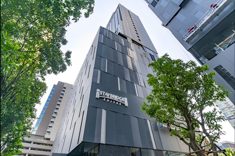 Kirk_Propholic's tweet photo. ออริจิ้น โฮเทล ปิดดีล ขาย Staybridge Suites Bangkok Sukhumvit 
.
ตอกย้ำความสำเร็จกลยุทธ์ Build – Operate – Exit – Reinvestment ของ ออริจิ้น โฮเทล กลุ่มธุรกิจที่สร้างรายได้ประจำเพื่อพัฒนาและสร้างสรรค์โครงการคุณภาพ ทั้งโรงแรม เซอร์วิสอพาร์ทเมนท์ ออฟฟิศ และพื้นที่เชิงพาณิชย์ ในเครือ ออริจิ้น พร็อพเพอร์ตี้ ประกาศความสำเร็จปิดดีลการขายโรงแรม Staybridge Suites Bangkok Sukhumvit ให้ครอบครัวเศวตสมภพ รับกระแสเงินสดเข้ากว่า 550 ล้านบาท พร้อมเดินหน้าพัฒนาโครงการใหม่เพื่อสร้างการเติบโตอย่างต่อเนื่อง
.
นายพีระพงศ์ จรูญเอก ประธานเจ้าหน้าที่บริหาร บริษัท ออริจิ้น พร็อพเพอร์ตี้ จำกัด (มหาชน) หรือ ORI เผยถึงกลุ่มทุนที่เข้าซื้อโรงแรม สเตย์บริดจ์ สวีทส์ กรุงเทพฯ สุขุมวิท (Staybridge Suites Bangkok Sukhumvit) คือ ครอบครัวเศวตสมภพ (ผู้บริหารกลุ่มบริษัท ซีโน-แปซิฟิค ผู้นำเข้าและจัดจำหน่ายสินค้าอุปโภคบริโภค) นับเป็นอีกหนึ่งดีลความสำเร็จของกลุ่มออริจิ้น โฮเทล ภายใต้การบริหารพอร์ตสินทรัพย์ผ่านกลยุทธ์ Build – Operate – Exit – Reinvestment ที่บริษัทดำเนินการมาอย่างต่อเนื่อง เพื่อสร้างผลตอบแทนที่เหมาะสมแก่ผู้ถือหุ้นและพันธมิตรทางธุรกิจ
.
สำหรับโรงแรม Staybridge Suites Bangkok Sukhumvit เปิดให้บริการเมื่อต้นปี 2566 เป็นโรงแรมและเซอร์วิสอพาร์ตเมนต์ระดับพรีเมียมภายใต้แบรนด์ Staybridge Suites ซึ่งเป็นโรงแรมในเครือ IHG Hotels & Resorts สไตล์ที่พักอาศัย (Residential-Style Hotel) จำนวน 411 ห้อง ตั้งอยู่บนทำเลศักยภาพใจกลางสุขุมวิท 24 ห่างจากสถานีรถไฟฟ้า BTS พร้อมพงษ์ เพียงไม่กี่นาที และใกล้ศูนย์การค้าชั้นนำในย่าน EmDistrict โครงการนี้นับเป็นโรงแรมภายใต้แบรนด์ Staybridge Suites แห่งที่ 2 ของประเทศไทยและภูมิภาคเอเชียแปซิฟิก พัฒนาโดยความร่วมมือระหว่าง บริษัท ออริจิ้น โฮเทล จำกัด (มหาชน) และ บริษัท โนมุระ เรียลเอสเตท ดีเวลล็อปเมนท์ จำกัด (NRED) ประเทศญี่ปุ่น โดยได้รับการออกแบบเพื่อตอบโจทย์การเข้าพักระยะยาวสำหรับนักธุรกิจ ผู้บริหารชาวต่างชาติ และนักเดินทางคุณภาพ ด้วยห้องพักขนาดใหญ่พร้อมครัวภายในห้อง สิ่งอำนวยความสะดวกครบครัน อาทิ Co-working Space ห้องออกกำลังกาย สระว่ายน้ำ ออนเซน และพื้นที่ส่วนกลางที่เอื้อต่อการใช้ชีวิตประจำวัน ภายใต้มาตรฐานการบริหารระดับสากลของ IHG Hotels & Resorts
.
นอกจากนี้ โครงการยังมีพื้นที่รีเทลด้านหน้าโครงการกว่า 5,000 ตร.ม. ที่เปิดรับผู้ใช้บริการจากภายนอกและผู้พักอาศัยในย่านสุขุมวิท ช่วยสร้างความคึกคักให้กับโครงการและเพิ่มความสะดวกสบายให้แก่ผู้เข้าพัก โดยพื้นที่ดังกล่าวรองรับร้านอาหาร คาเฟ่ และร้านค้าบริการต่างๆ ซึ่งช่วยเสริมศักยภาพของสินทรัพย์
.
โดยในปีนี้ ออริจิ้น โฮเทล ได้ปิดดีลความสำเร็จ ขายโรงแรมไอบิส ภูเก็ต กะตะ (ibis Phuket Kata) เมื่อเดือนพฤษภาคม 2569 ที่ผ่านมา และในเดือนกรกฎาคมนี้ ได้ปิดดีลขาย “โรงแรมสเตย์บริดจ์ สวีท แบงค็อก สุขุมวิท (Staybridge Suites Bangkok Sukhumvit )” โรงแรมสไตล์ที่พักอาศัยภายใต้แบรนด์โรงแรมสเตย์บริดจ์สวีท ได้ตามแผนธุรกิจ