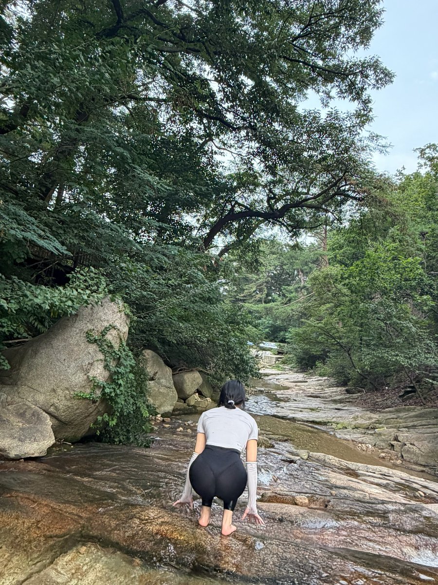 kpopkpopzzzzzz's tweet photo. 시원한 계곡물에 발 담그고 힐링 중 💦
계곡 바위에 앉아 살짝 남겨보는 은밀한 S라인
#몸매 #오오티디 #헬스 https://t.co/L5YFb10u2s