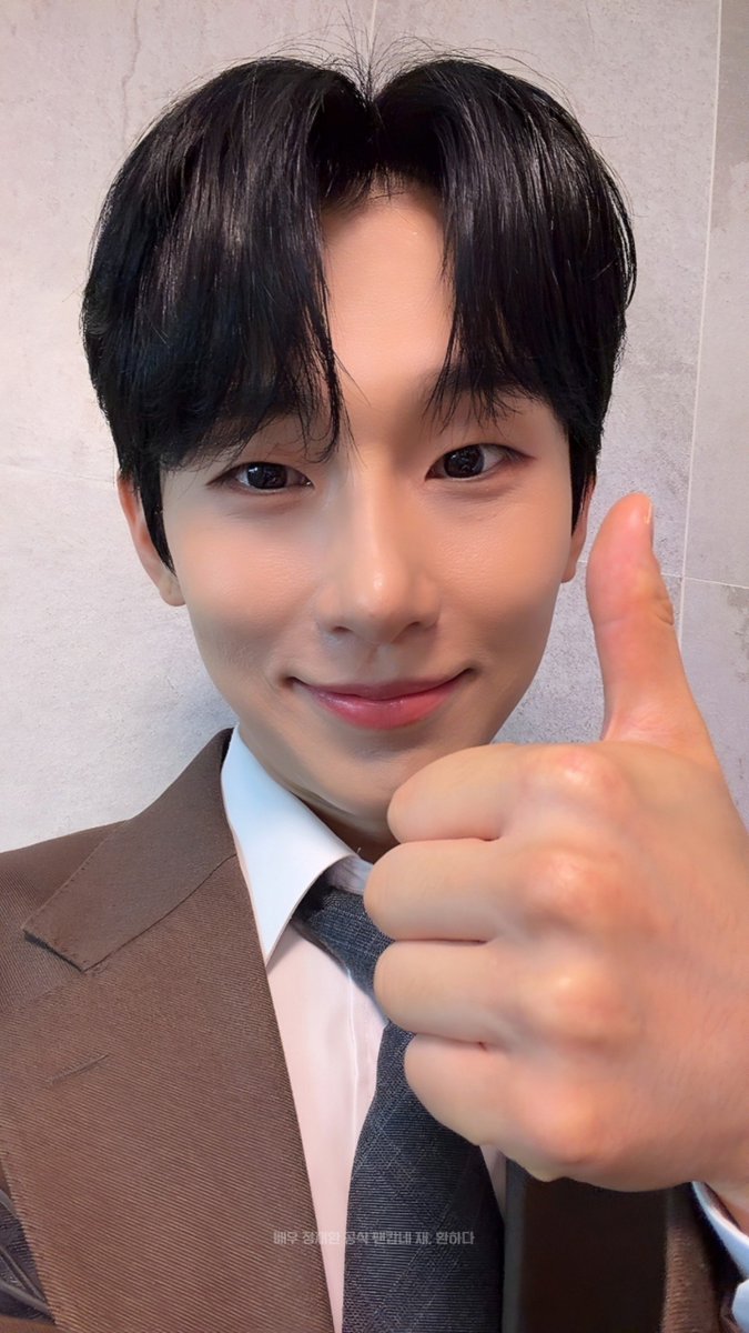 ccommo_o's tweet photo. 대외용 셀카                 햇살누나들용셀카 https://t.co/qzfKOhmFK1