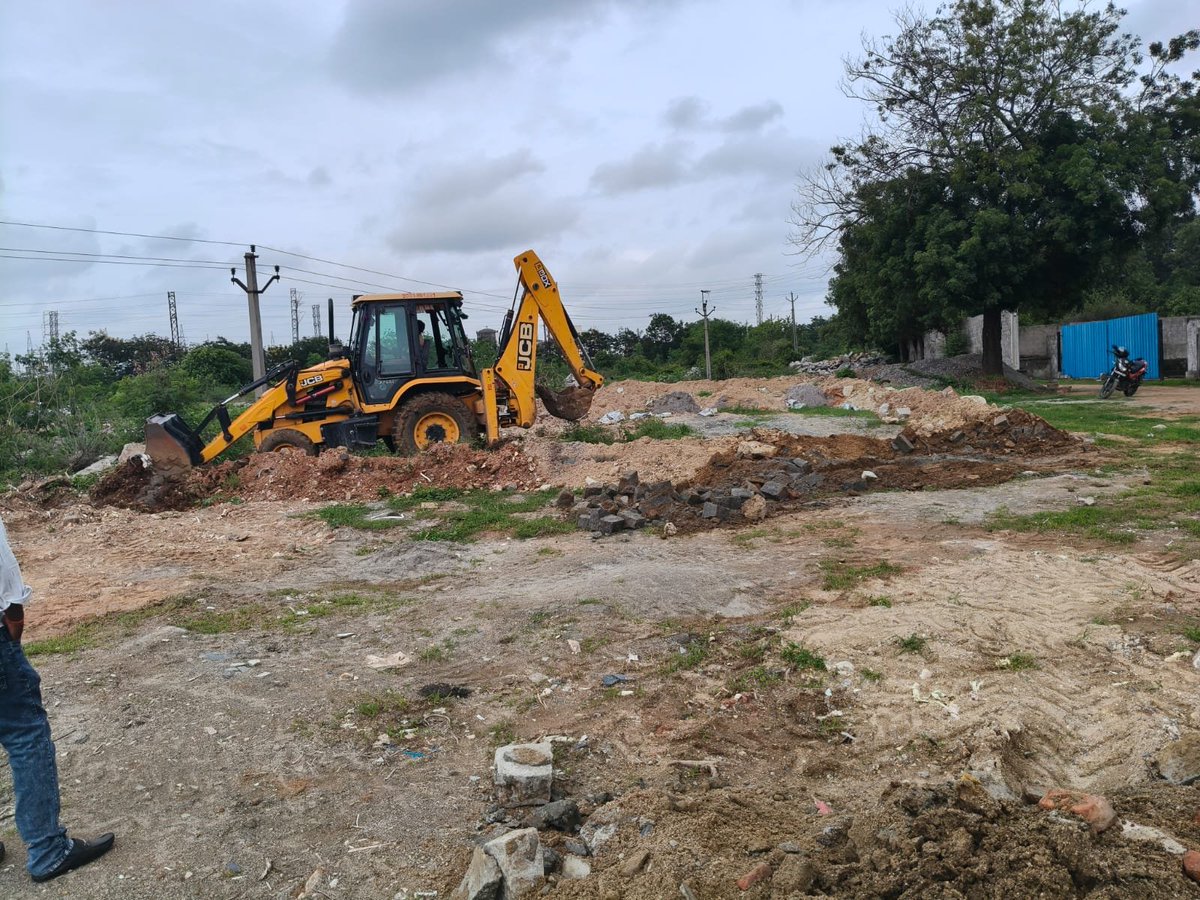 Madhav51599199's tweet photo. గండిమైసమ్మ-దుండిగల్ మండలం బౌరంపేట్ సర్వే నెంబర్ 472 ప్రభుత్వ భూమి కబ్జాలపై రెవెన్యూ పంజా..

-పెన్ పవర్' కథనంతో దుండిగల్‌ రెవెన్యూ చర్యలు..'బౌరంపేట్ 472'లో అక్రమ కట్టడాలను రెవెన్యూ అధికారులు కూల్చివేశారు..

-'పెన్ పవర్'లో వచ్చిన ప్రత్యేక కథనానికి స్పందించిన దుండిగల్‌ తహశీల్దార్.. "ప్రభుత్వ భూములకు రక్షణేది..? కబ్జాదారులకు అడ్డేది..? అన్న శీర్షికతో వచ్చిన కథనం..

-కబ్జాదారులకు చెంపపెట్టుగా.. తక్షణ చర్యల్లో భాగంగా, తహశీల్దార్ రాజేశ్వర్ రెడ్డి ఆదేశాల మేరకు 3 బేస్మంట్‌ల కూల్చివేత..

-టిజిహెచ్‌బి భూమిలో లేఅవుట్‌‌.. పేదలే లక్ష్యంగా నోటరీలతో ప్లాట్‌ల విక్రయాలు.. పెన్ పవర్ కథనంపై దుండిగల్‌ తహశీల్దార్‌కు ఆకుల సతీష్ ఫిర్యాదు.. కబ్జాదారునిపై క్రిమినల్ కేసులు పెట్టాలని, ఆకుల సతీష్ డిమాండ్..

-బౌరంపేట్ సర్వే నెం.472 భూమిని టిజిహెచ్‌బి అధికారులు పరిశీలనకు సిద్దం.. త్వరలో హెచ్చరిక బోర్డులు.. ఫెన్సింగ్ ఏర్పాటుకు రంగం సిద్దం..సర్వే నెం.472 ప్రభుత్వ భూమిలో ప్లాట్‌లు కొనుగోలు చేయొద్దని తహశీల్దార్ రాజేశ్వర్ రెడ్డి విజ్ఞప్తి..

@revanth_anumula @Comm_HYDRAA @TelanganaCMO @TelanganaCS @PrlsecyMAUD @TelanganaACB @TGVIGENFO @Tah_GMDundigal  @VpGautham_ias @Min_SridharBabu @UttamINC @akula_bjp @kp_vivekanand @RajuShambipur @KunaSrisailam @HanmanthKolan