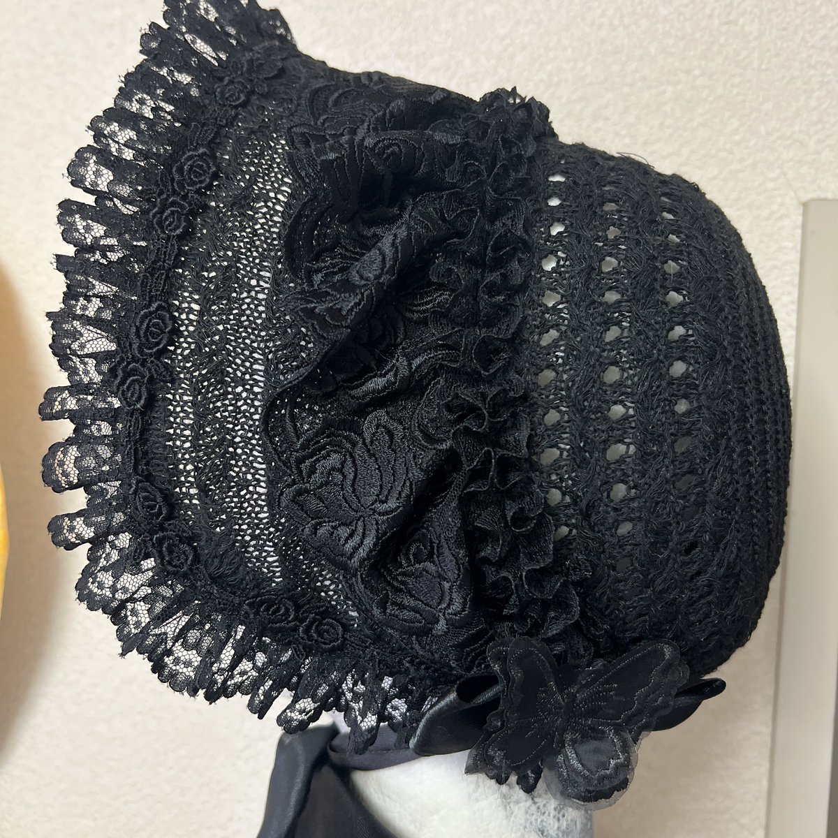 SHiDuKi_T's tweet photo. DAISOの300円の帽子からボンネット作るやつ
私もやってみた
洋服分も余ってない端切れのレースをこれでもかと言うくらい使えて作るの楽しすぎた🎶 https://t.co/SHzCtTcxJF