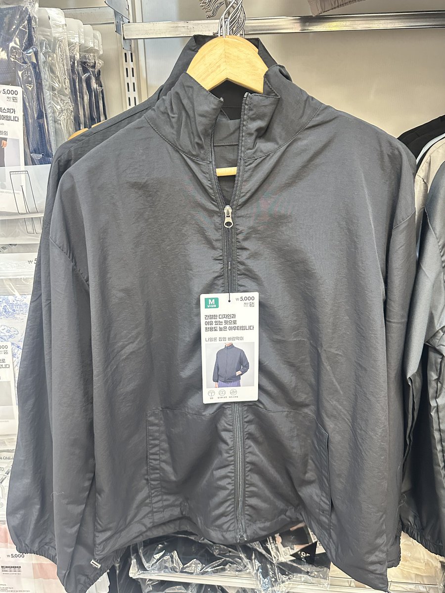 cherry_peach04's tweet photo. *Nylon Zip-Up Windbreaker Daiso Korea*

125.000 DP 60.000

Available stock:
- Warm grey: S
- Black: S, M, XL

*Maks order 6 agustus jam 22.00 WIB* https://t.co/ZZlMM9PyRz