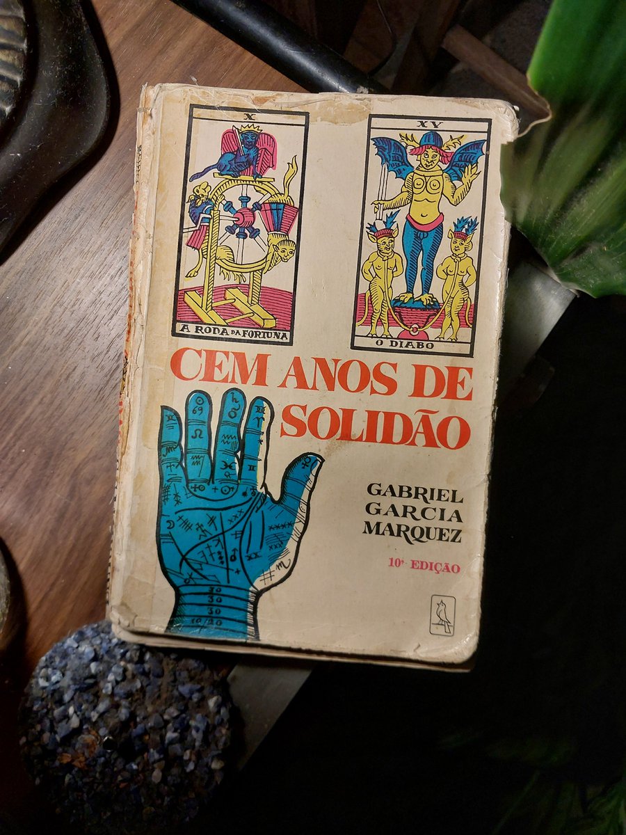 chucado's tweet photo. essa semana tirei para ler e reassistir cem anos de solidão e posso afirmar novamente que eh o meu livro favorito da vida e provavelmente vai continuar sendo pra sempre. 

fico muito feliz com a série tbm. 
me deu muito medo de que saísse uma merda mas a netflix acertou adaptando https://t.co/iuH3DabsPJ