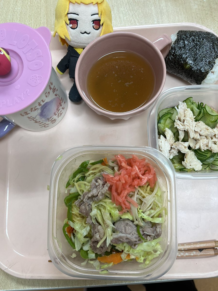 uni_so_ma's tweet photo. お昼だよ。
塩焼きそばにおにぎり🍙
今日も、炭水化物に炭水化物です！
(’ω’)ｻｲｺｵｫｫｫｫｫｫｫｫｫ

そうまくん紅生姜好きかなぁ？
 #そうまくん
 #お昼ご飯 https://t.co/H4qisp3uLA