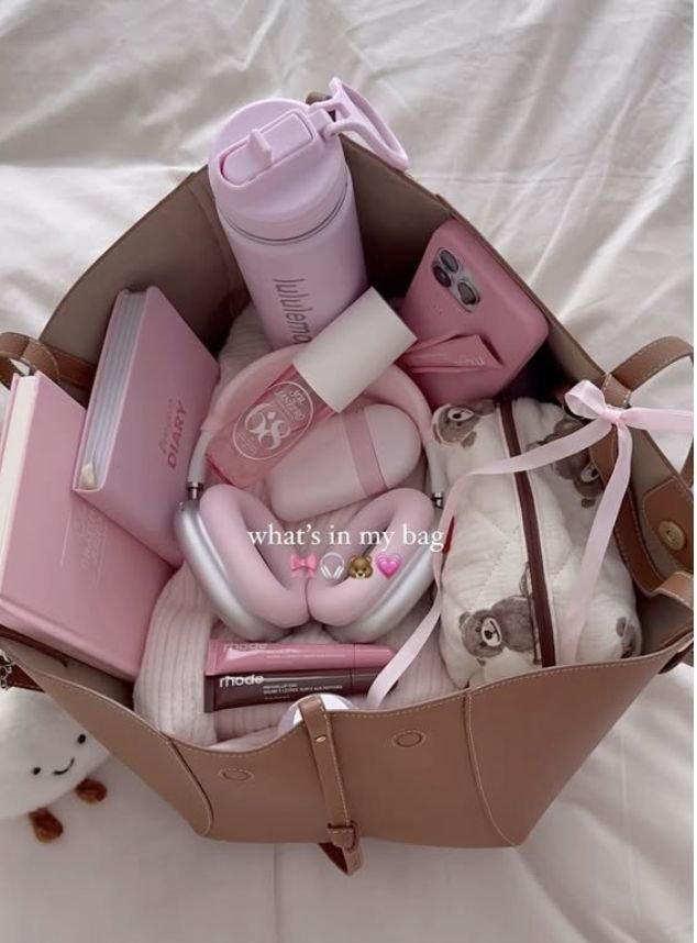 islaboards's tweet photo. What's in my bag https://t.co/AliZ9pa3bU