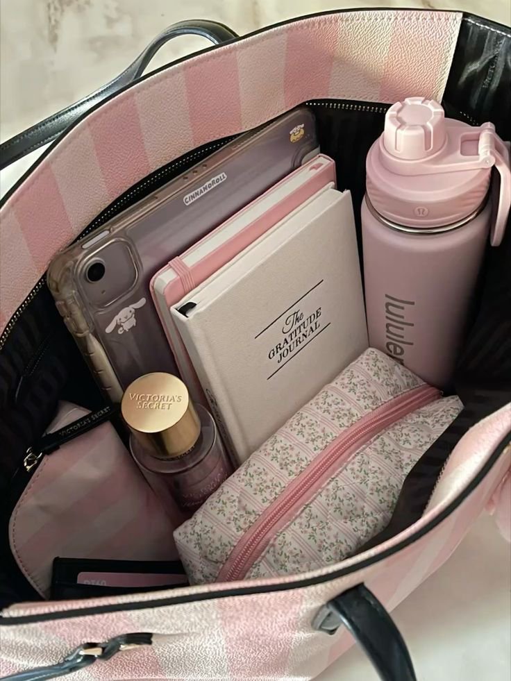 islaboards's tweet photo. What's in my bag https://t.co/AliZ9pa3bU