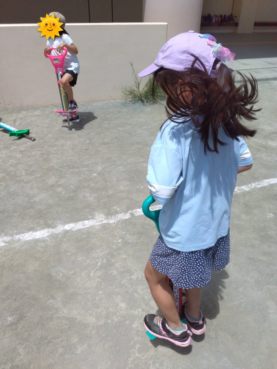 asakashakyo's tweet photo. ★泉水放課後児童クラブからのお知らせ★
少し暑さが和らいだので、外遊びに行けました🌞
暑くても子どもたちは元気いっぱい🙌
サッカーや野球、ゾインゴボインゴなどで遊ぶ姿が見られました⚽️
遊びの途中では日陰で水分補給を挟みながら熱中症対策して遊んでます😃
夏休みまだまだ楽しもう✨️ https://t.co/0n587IOP7T
