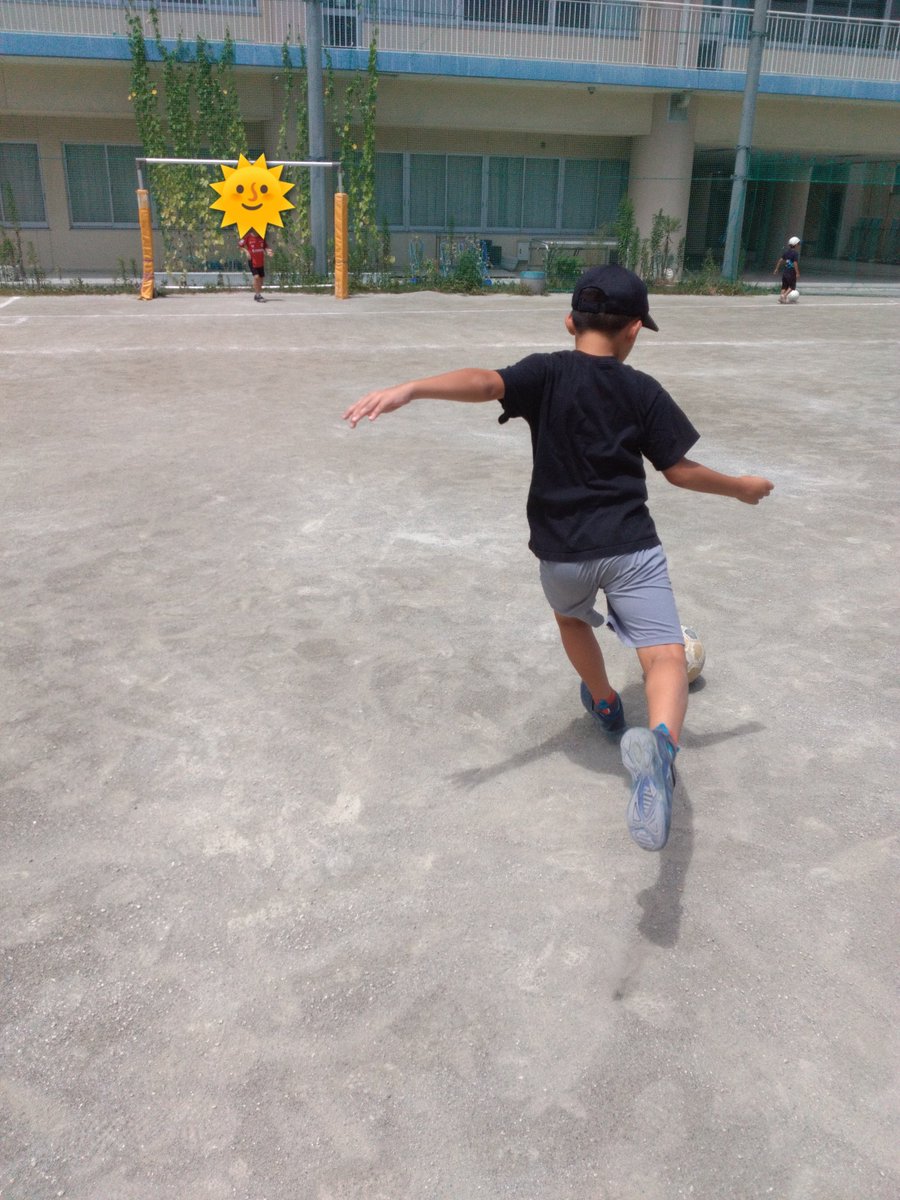 asakashakyo's tweet photo. ★泉水放課後児童クラブからのお知らせ★
少し暑さが和らいだので、外遊びに行けました🌞
暑くても子どもたちは元気いっぱい🙌
サッカーや野球、ゾインゴボインゴなどで遊ぶ姿が見られました⚽️
遊びの途中では日陰で水分補給を挟みながら熱中症対策して遊んでます😃
夏休みまだまだ楽しもう✨️ https://t.co/0n587IOP7T