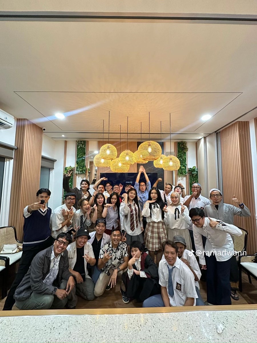 purplenotes's tweet photo. Alhamdulillah tiara di kelilingi tim tim kompak, aspri, stylisth hair do mua dancer band-band nya pada rajin ngupload tiap titi pertform bahkan nge post foto2 yg gapernah titi post klau tiara rilis lagu baru buat support karyanya. Timnya  juga rajin nge repost konten tiktok dll https://t.co/tUUGssvMzq